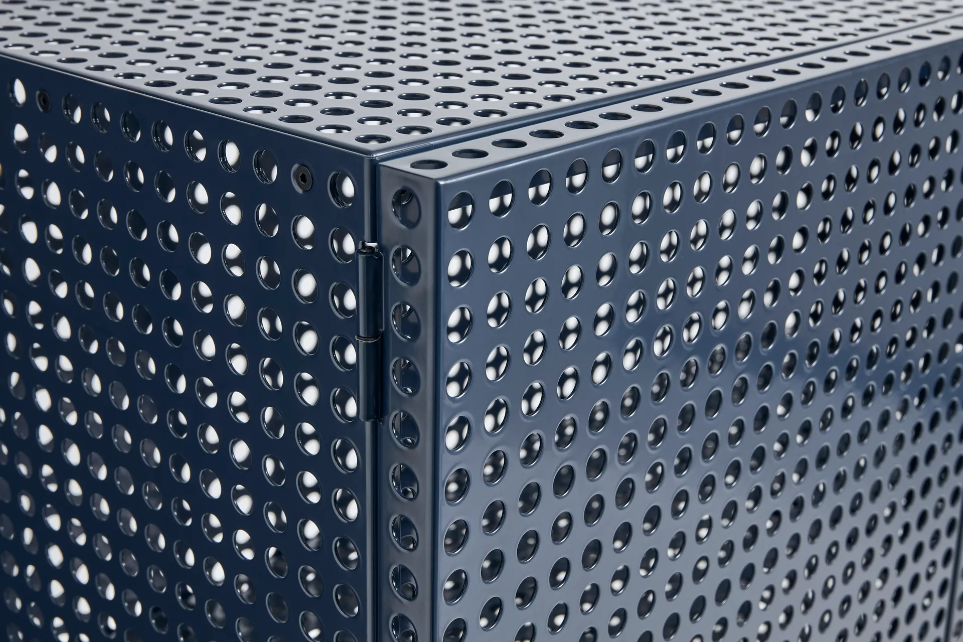 Perforated Cabinet armário grande, Azul metálico HAY