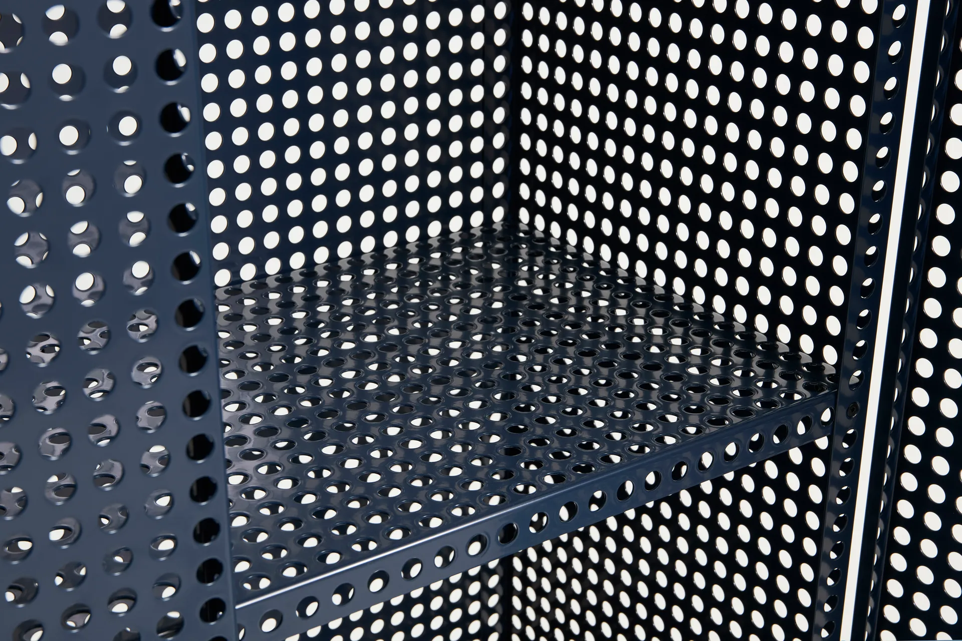 Perforated Cabinet armário grande, Azul metálico HAY