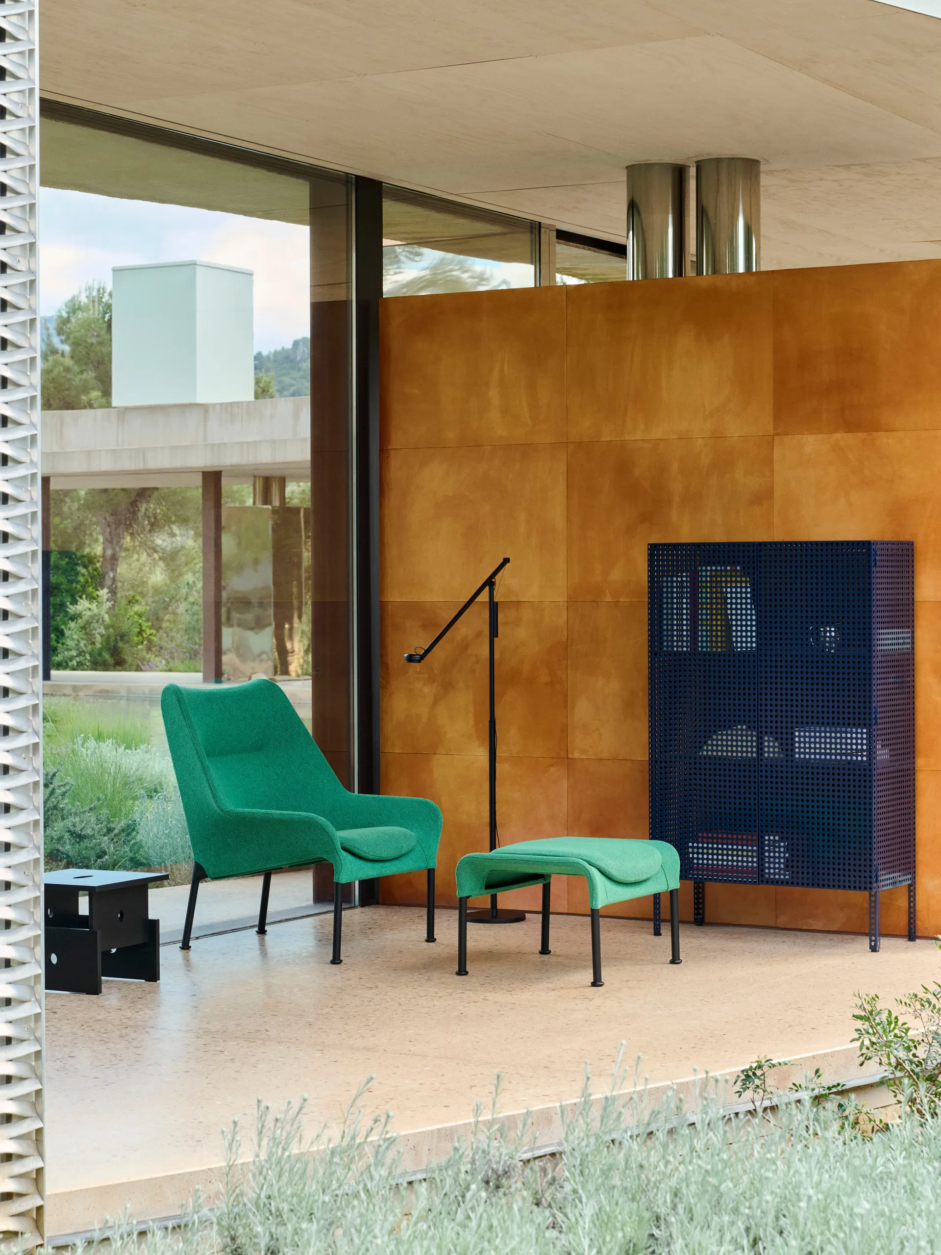 Perforated Cabinet armário grande, Azul metálico HAY