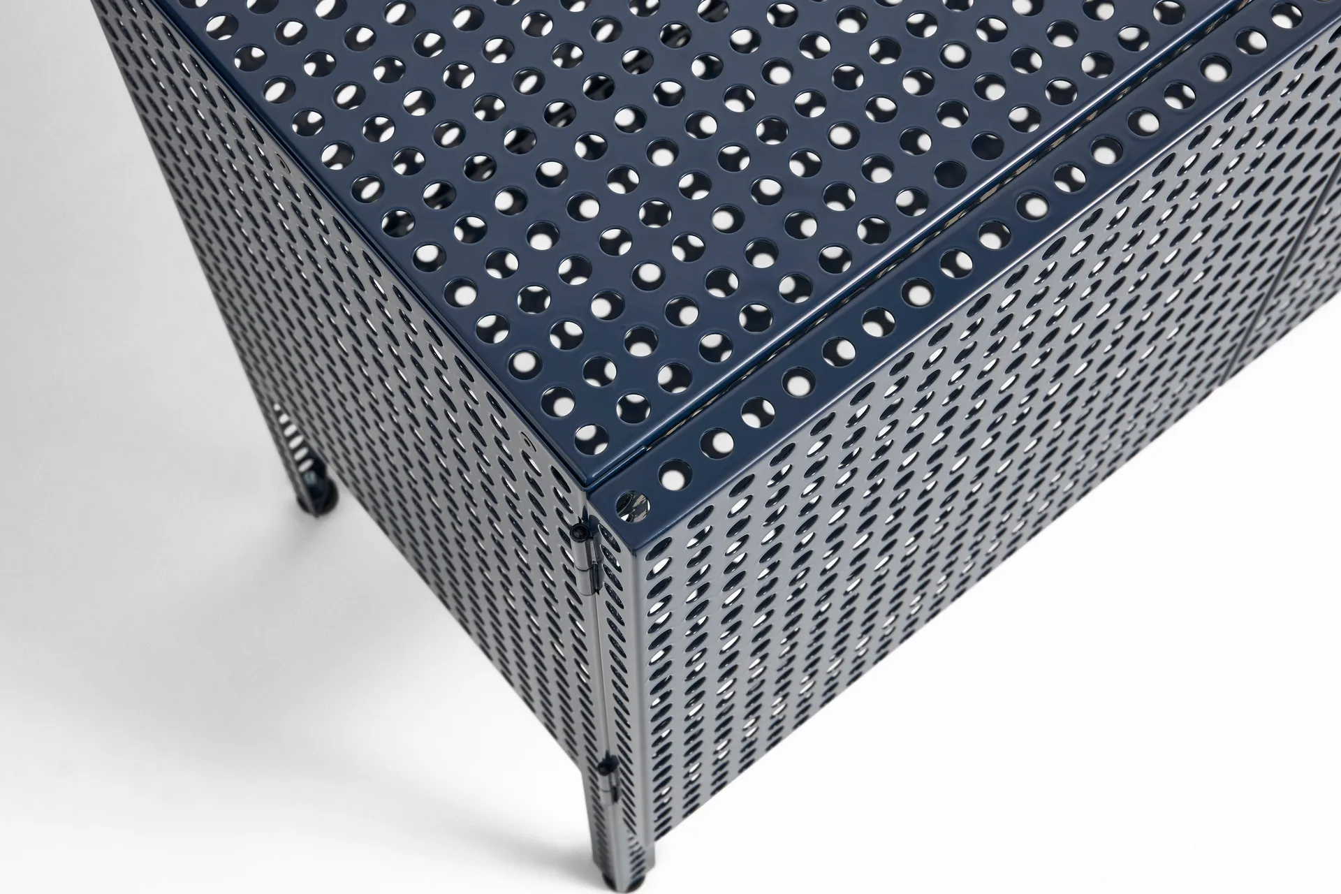 Perforated Cabinet armário pequeno, Azul metálico HAY