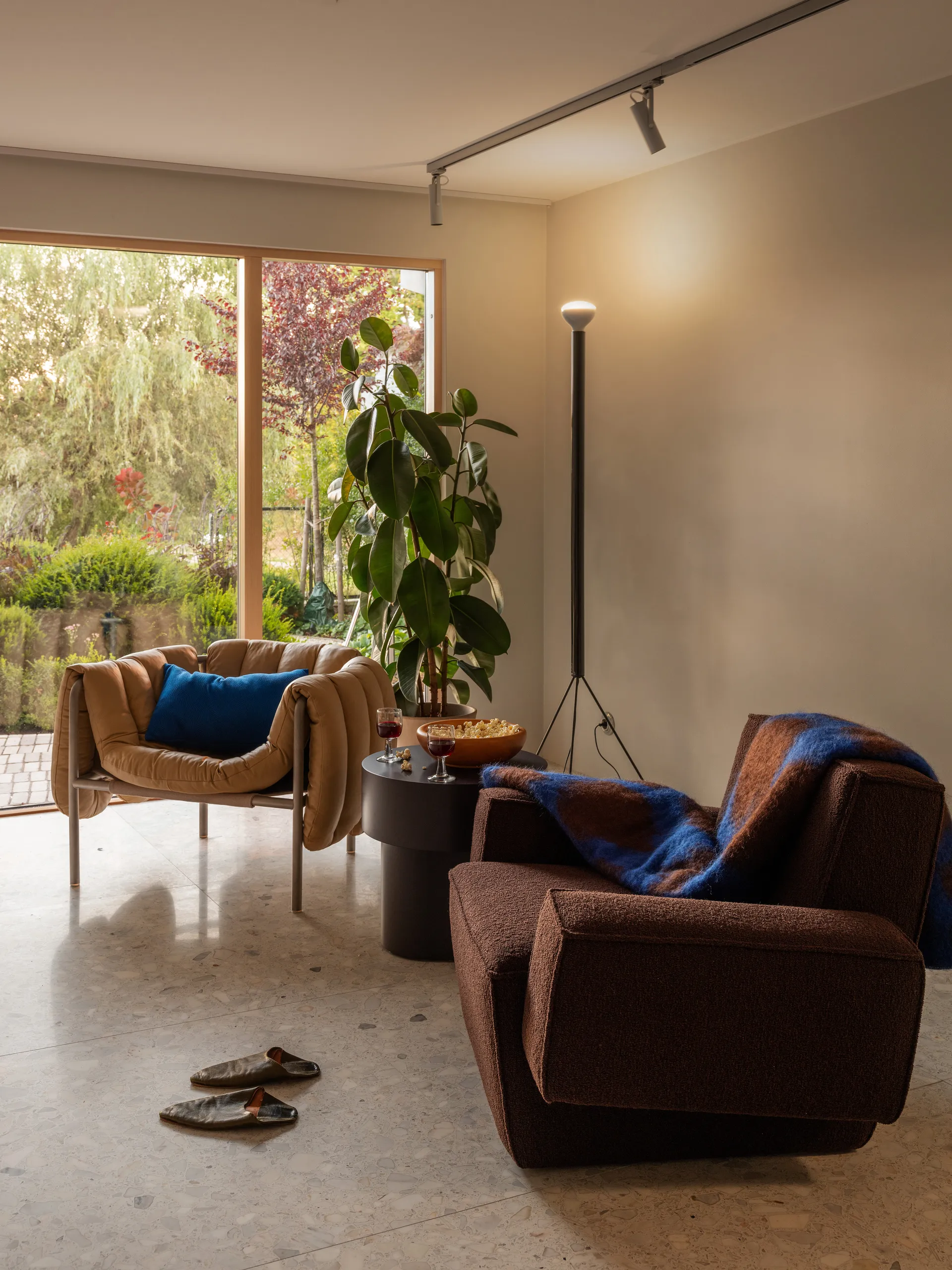 Cadeira lounge Hunk com apoio, Chocolate Hem