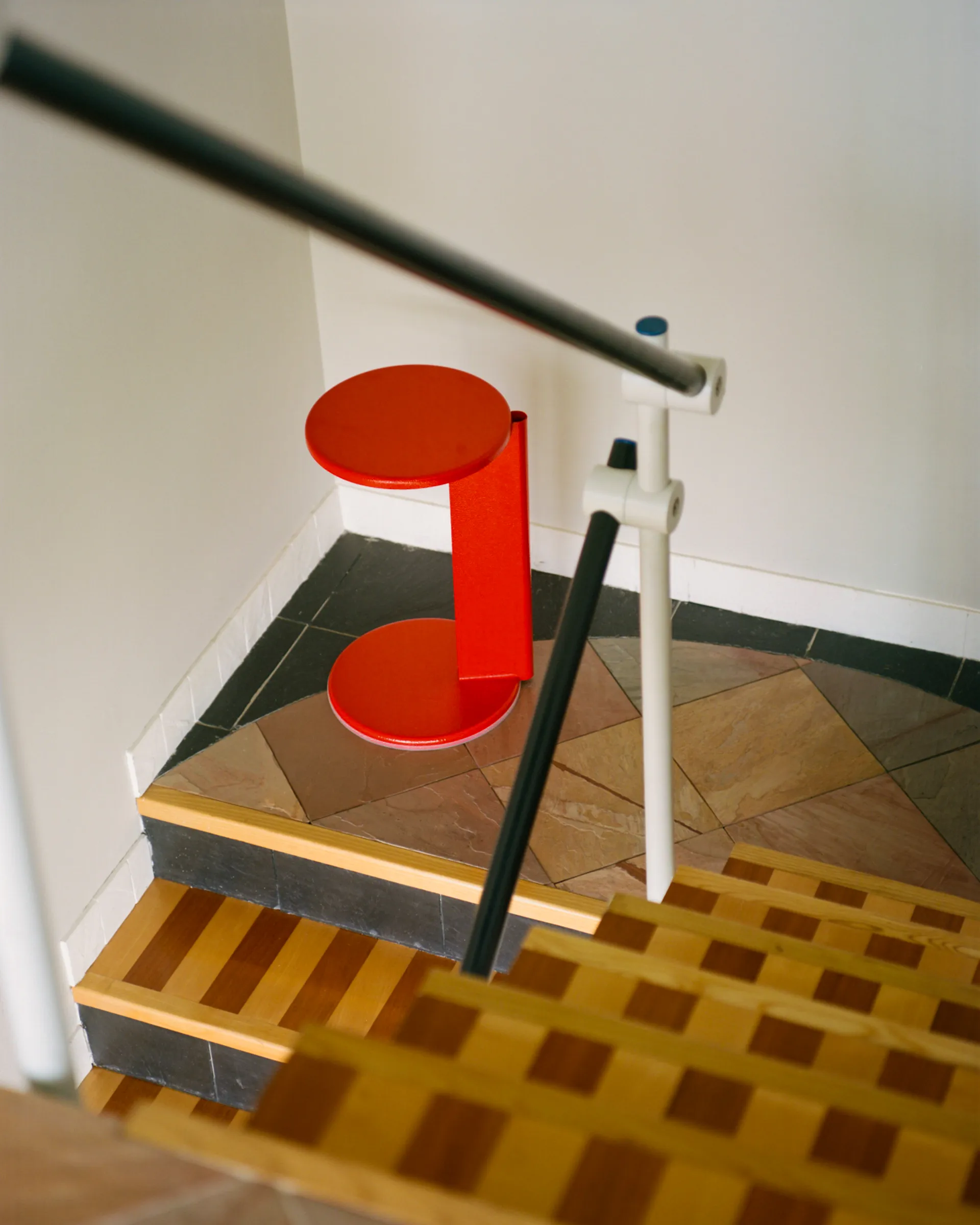 Mesa lateral Lolly 56 cm, Traffic red gloss Hem