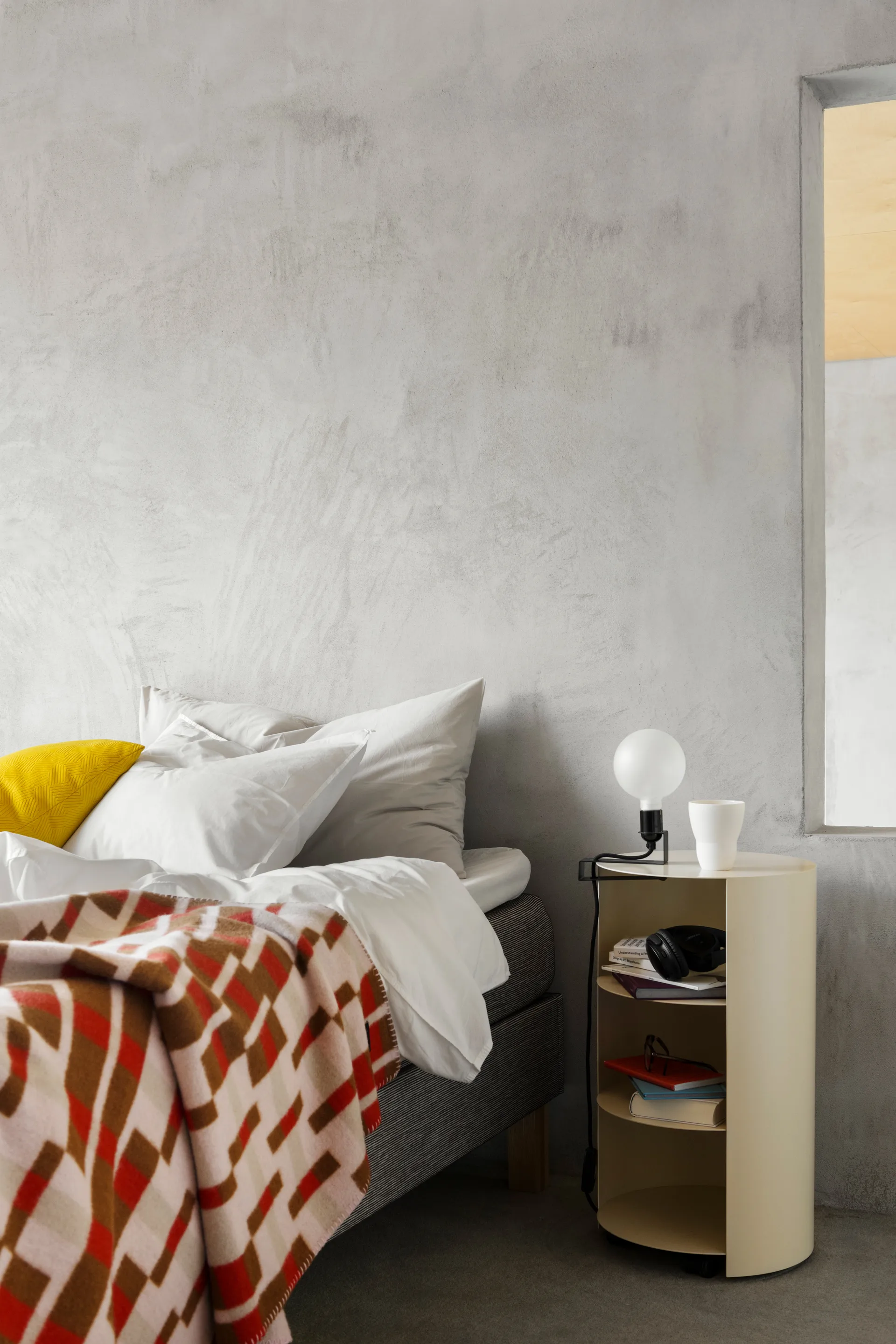 Pedestal Hide Ø38x68 cm, Light ivory textured Hem