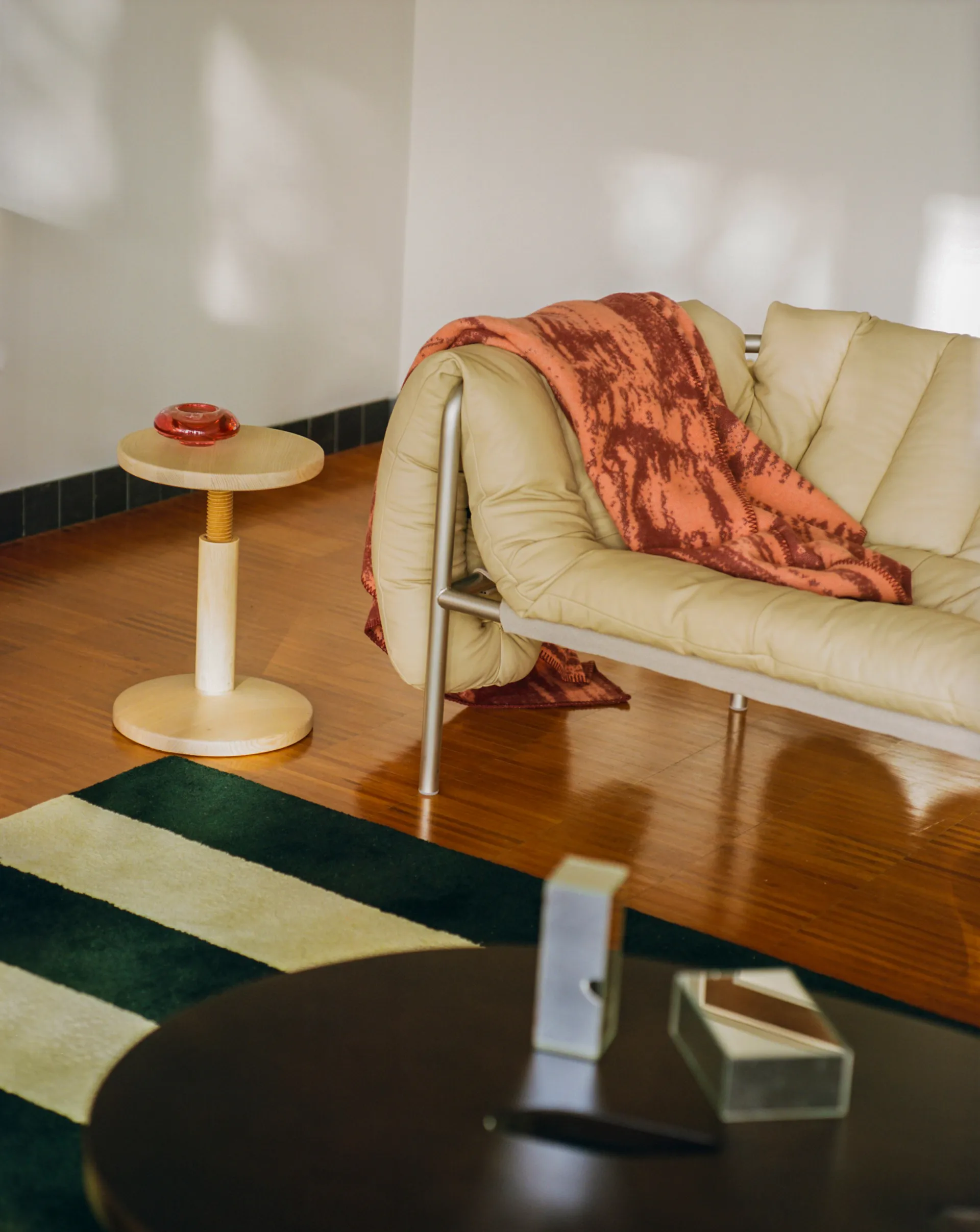 Sofá Puffy de 2,5 lugares 205 cm, Sand leather-aço inoxidável Hem