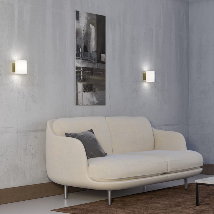 Candeeiro de parede pequeno Evoke, Satin brass-vidro opalino Herstal