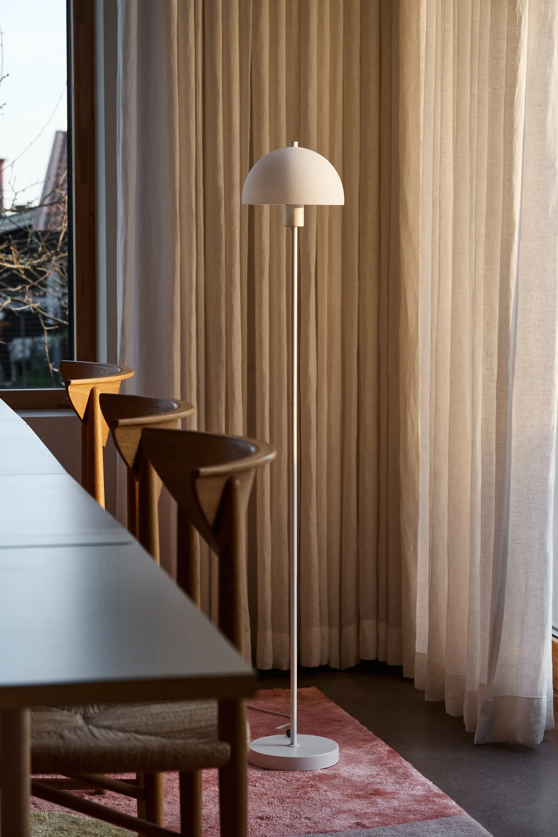 Candeeiro de pé Vienda, Branco-vidro opala Herstal