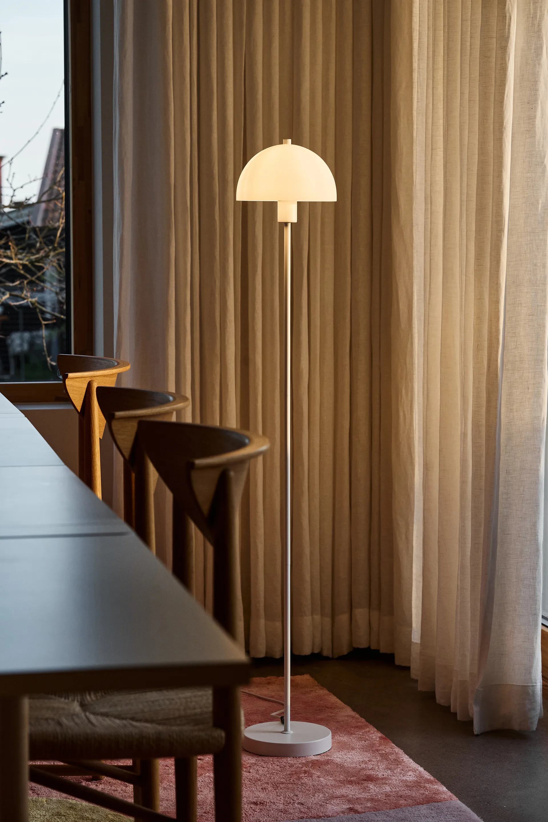 Candeeiro de pé Vienda, Branco-vidro opala Herstal