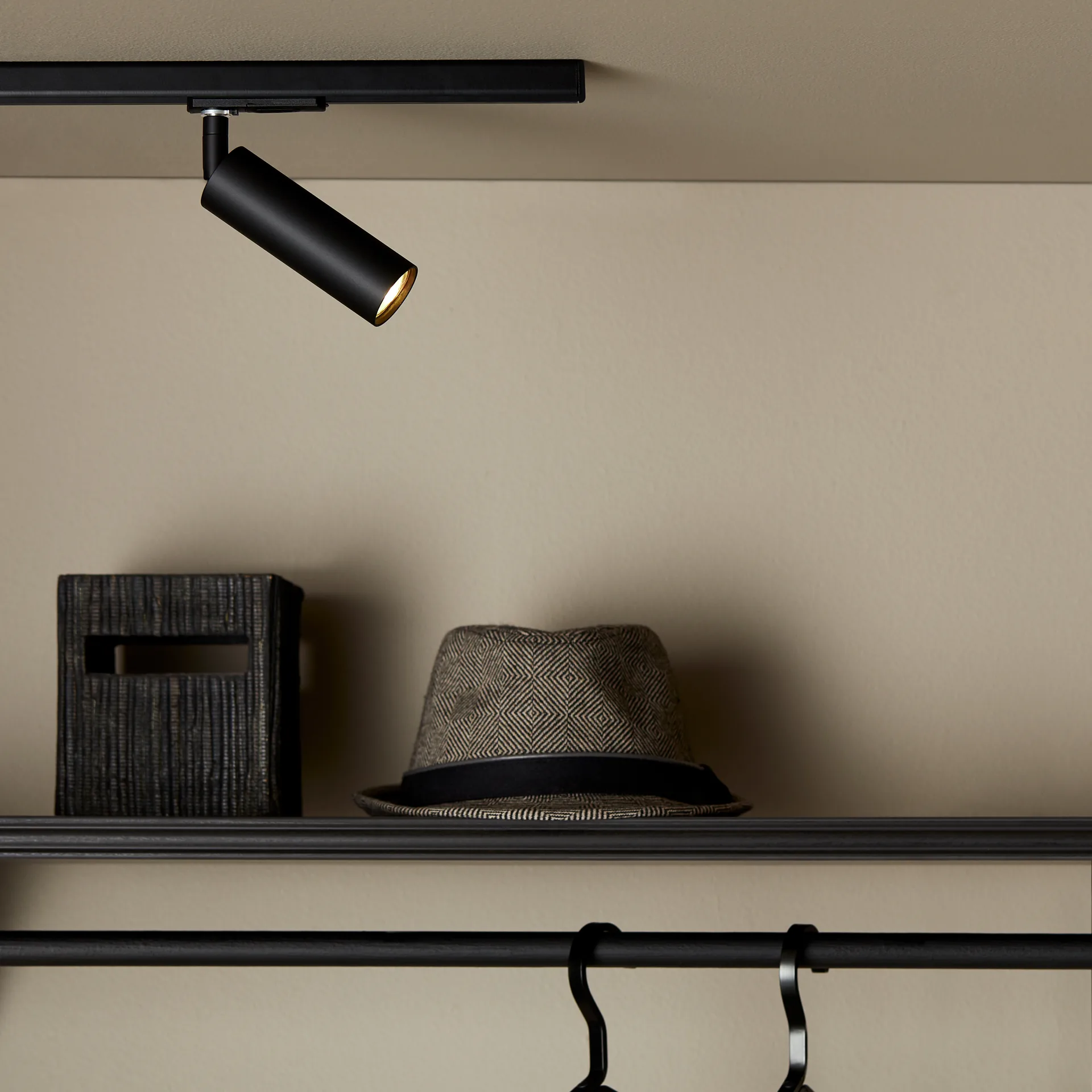 Spotlight Pipeline global 1-fase, Preto mate Herstal