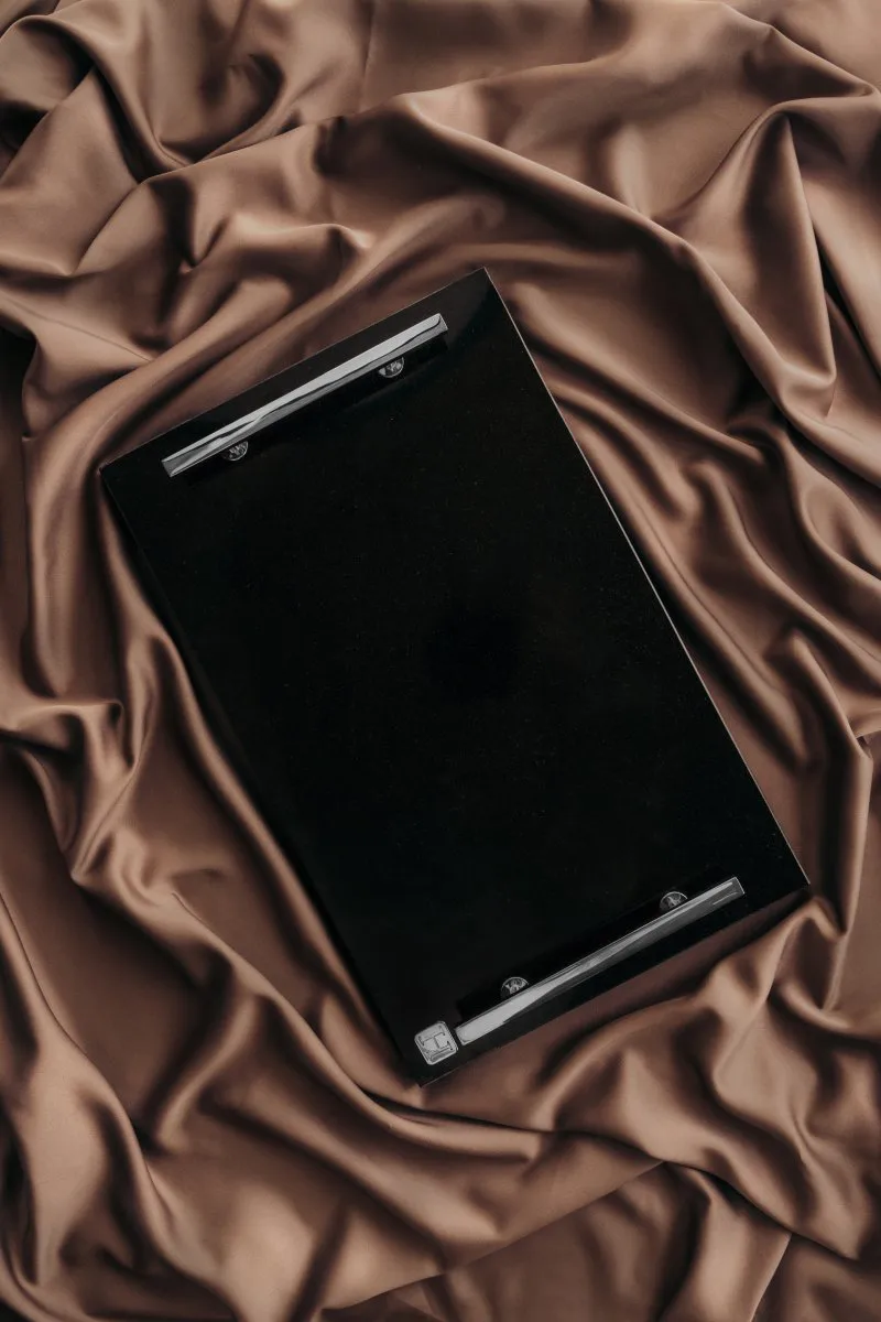 Tabuleiro Hilke Collection 40,5x25,5 cm, Granito-latão cromado Hilke Collection