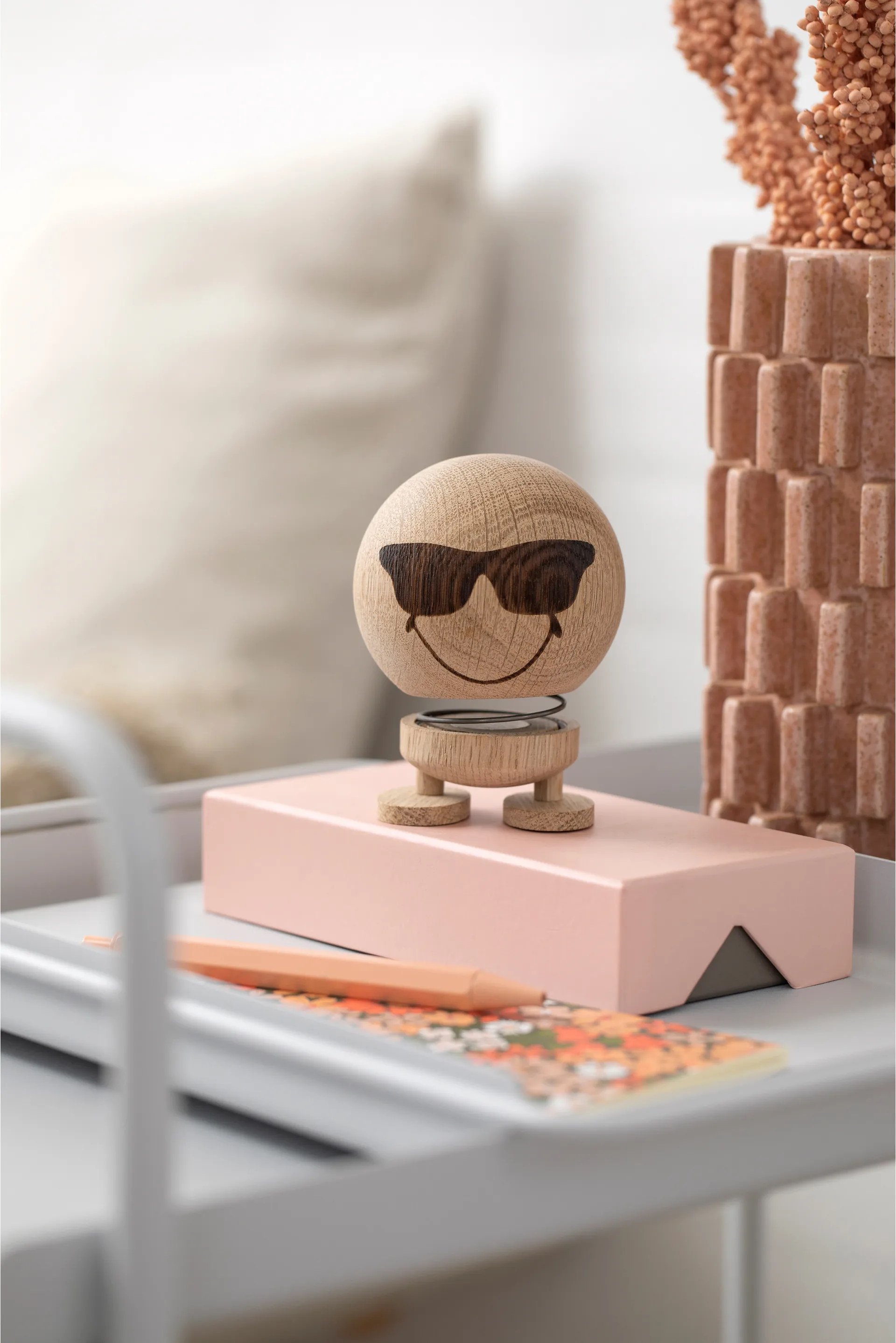 Figura Hoptimist Smiley Cool M, Raw oak Hoptimist