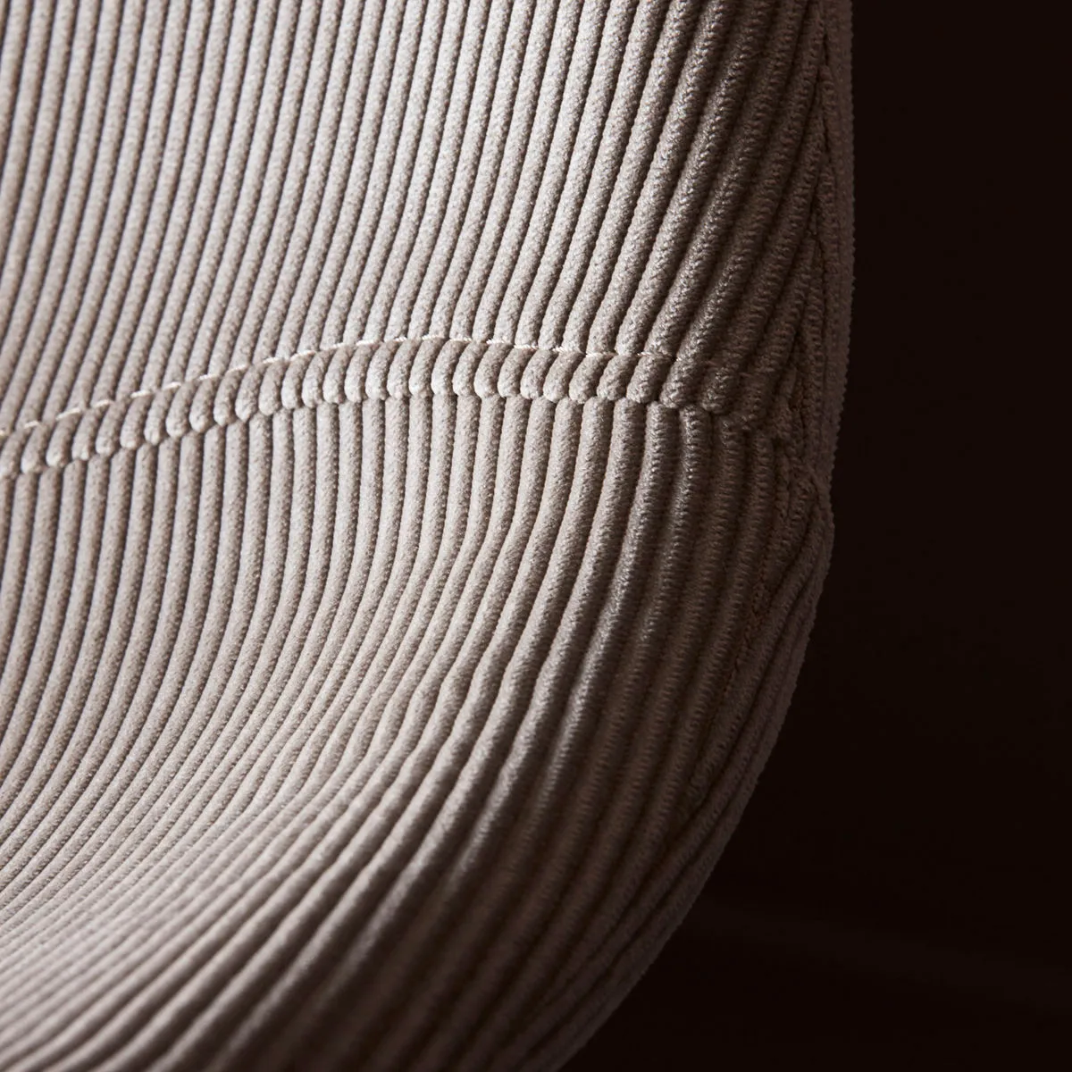 Cadeira cotelê Found, Areia House Doctor