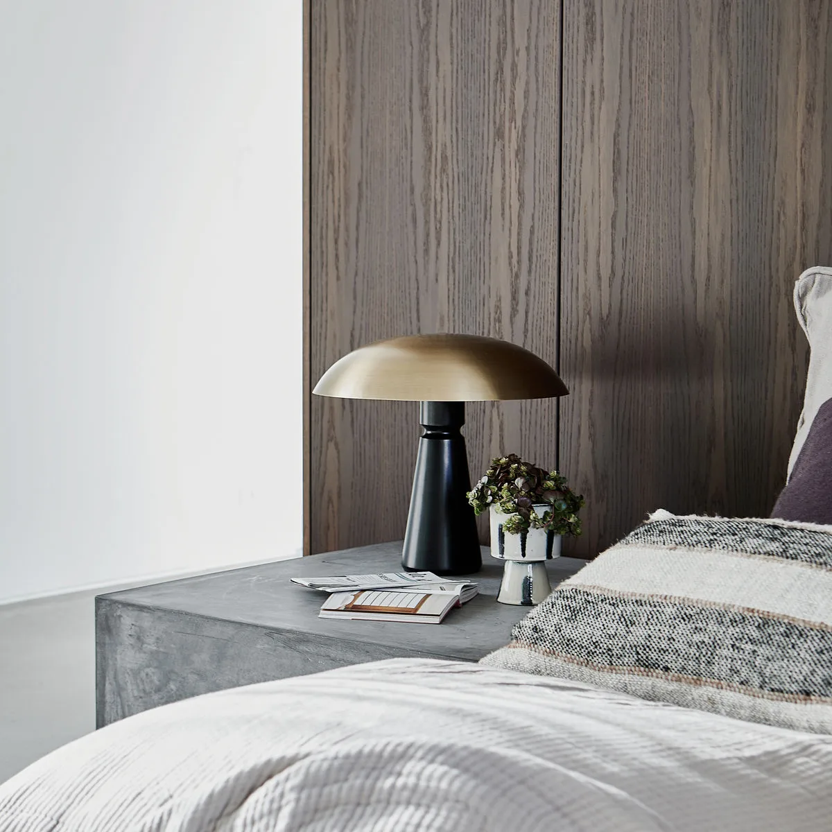 Candeeiro de mesa Thane, preto-latão House Doctor