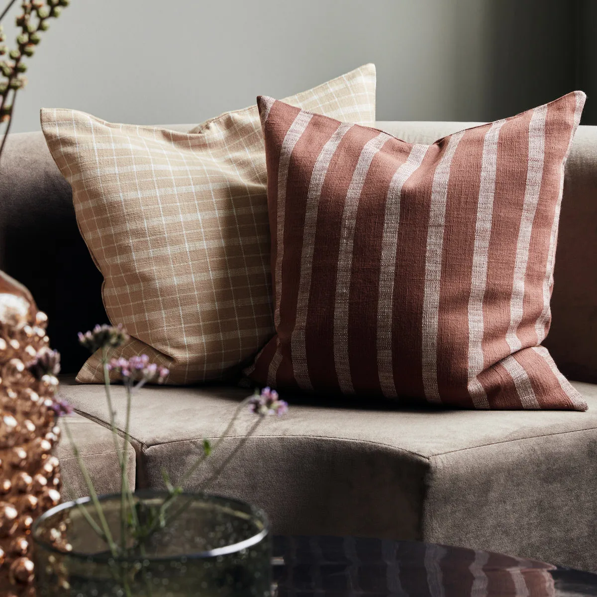 Capa de almofada listrada Thame 50x50 cm, Brown House Doctor