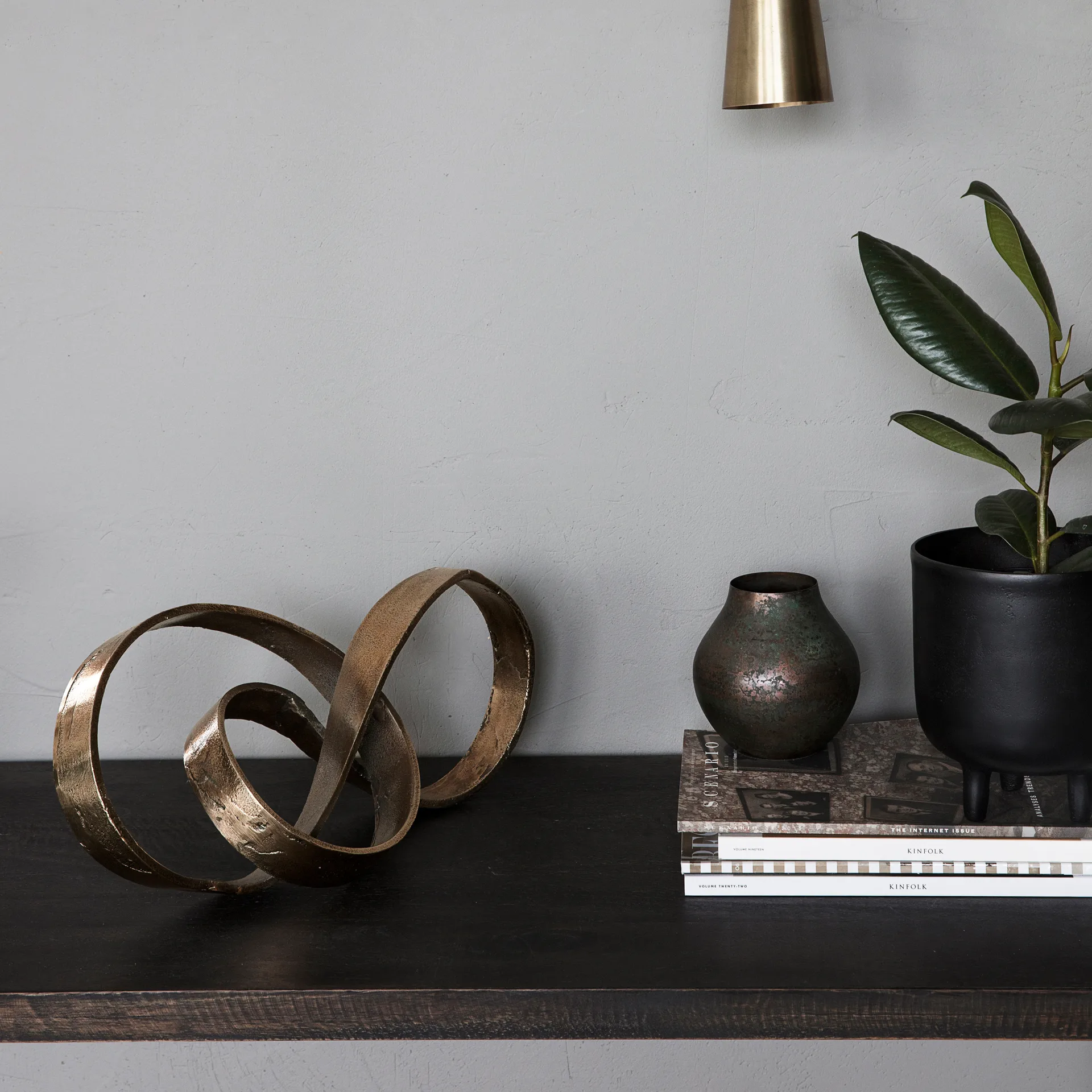 Escultura Nauji, latão House Doctor