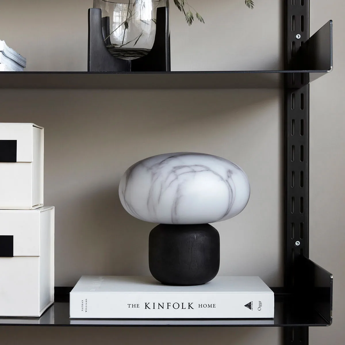 Porta-vela Fog de mármore, preto e branco, 20 cm House Doctor