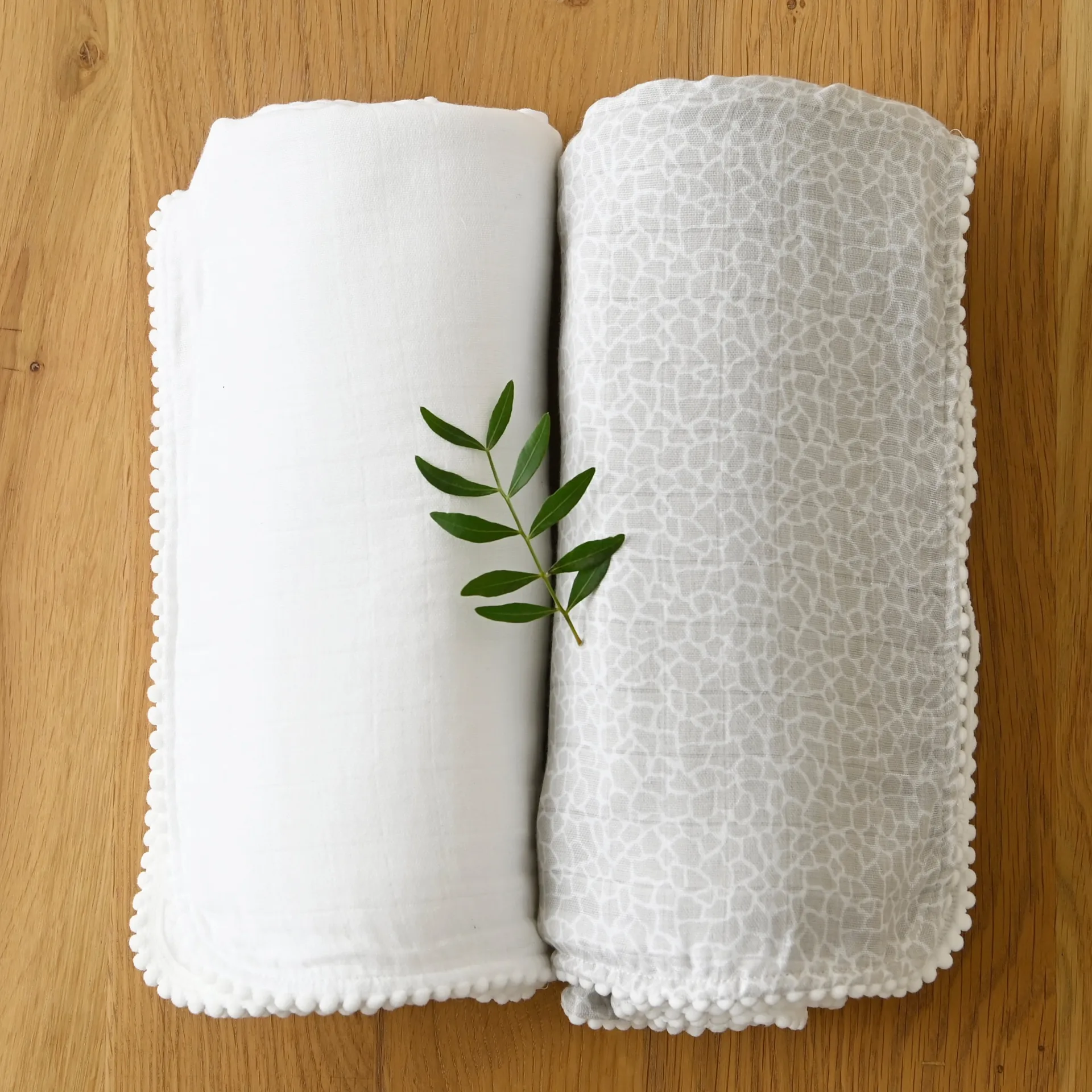 Manta de musselina Pom Pom 120x120 cm, 2 un., Pearl & Giraffe gray Jack o Juno