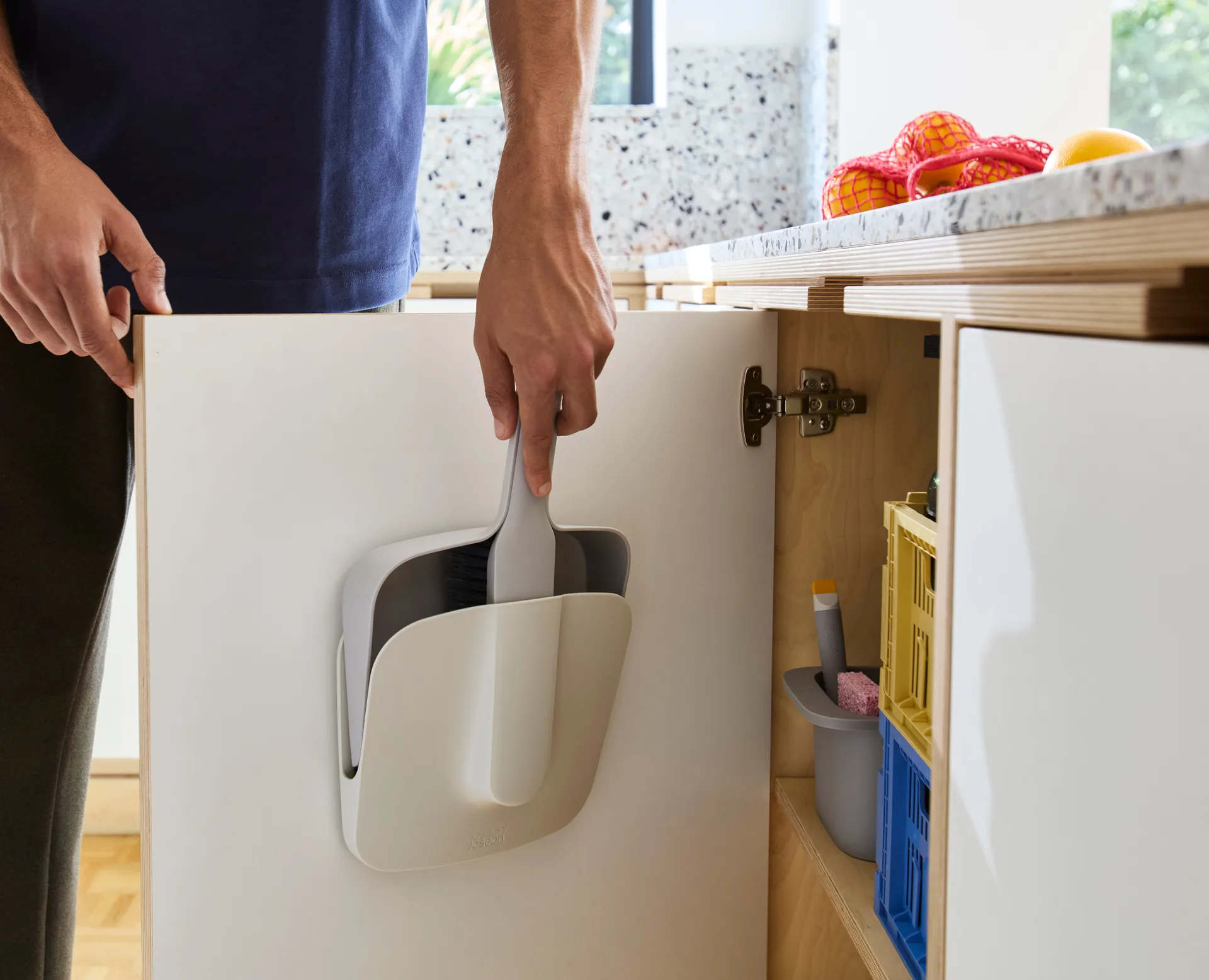 Cleantech vassoura com pá montada na parede, Pedra Joseph Joseph