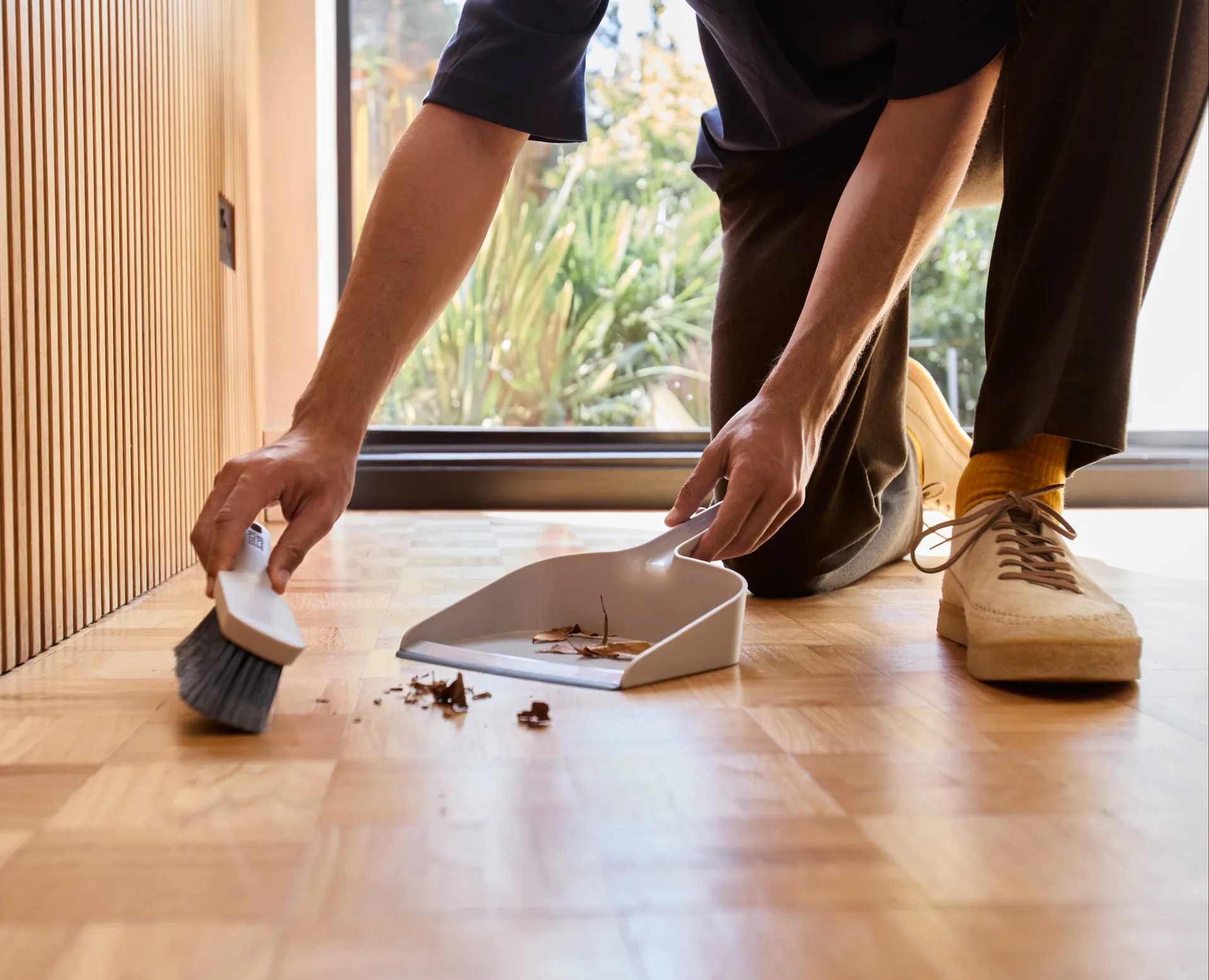 Cleantech vassoura com pá montada na parede, Pedra Joseph Joseph