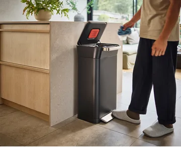 Joseph Joseph Titan trash compactor lixo com pedal 30 L - Preto carbono - Joseph Joseph