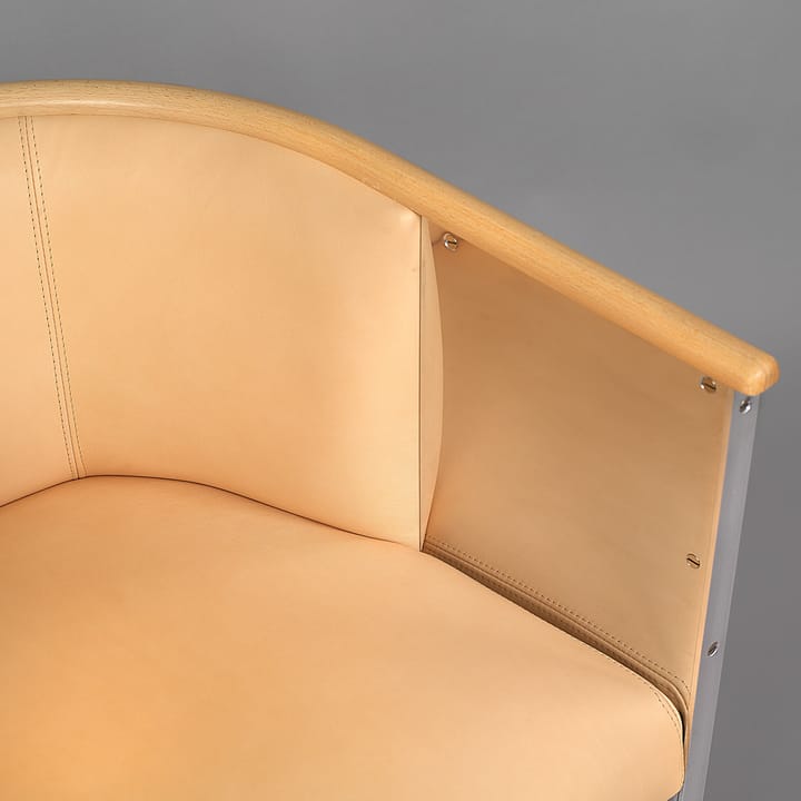 Aluminium poltrona escovada fosca, Couro Tärnsjö natural-bordado em beira de faia Källemo