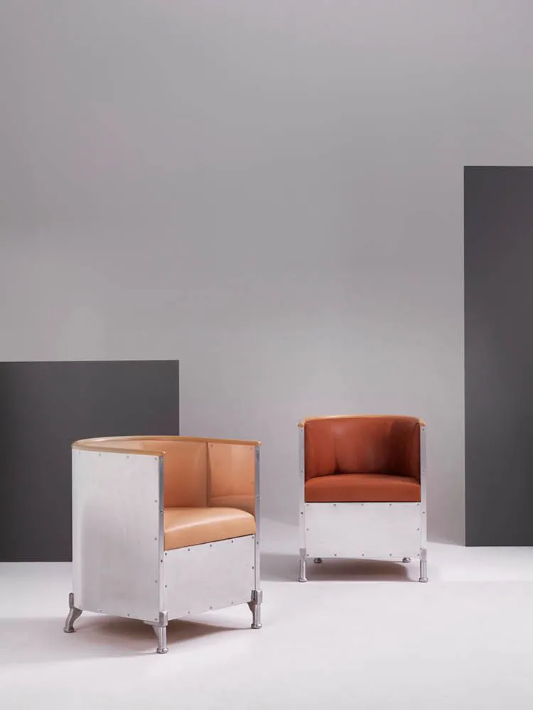 Aluminium poltrona escovada fosca, Couro tärnsjö preto-noz-moscada Källemo