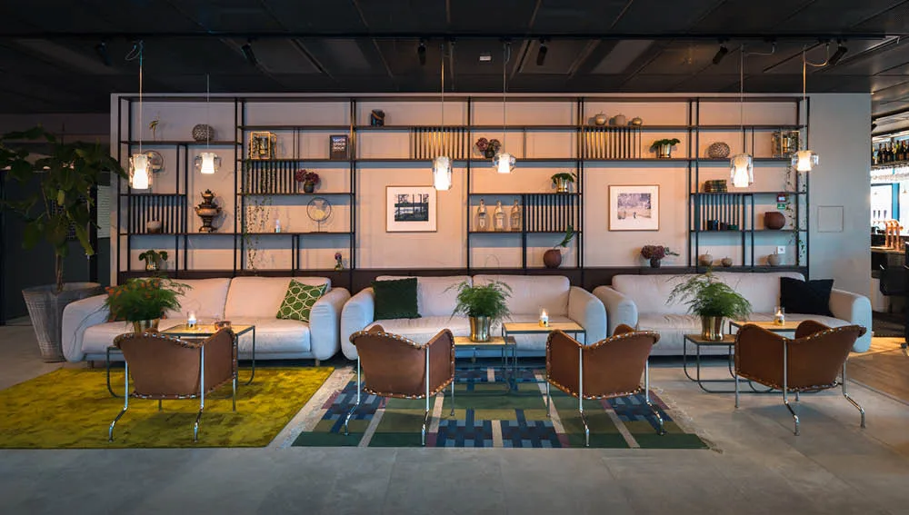 Bruno poltrona, Couro central conhaque-cromo Källemo