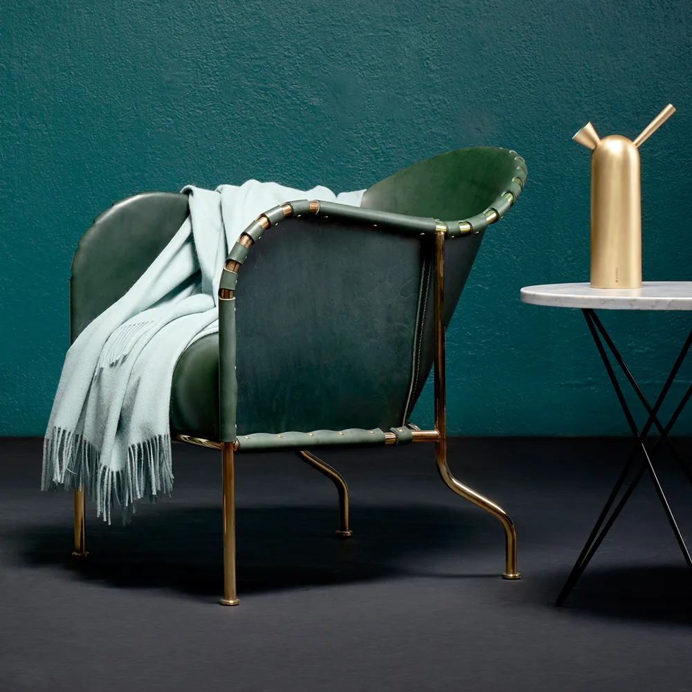 Bruno poltrona, Couro natural-base de metal latonado Källemo