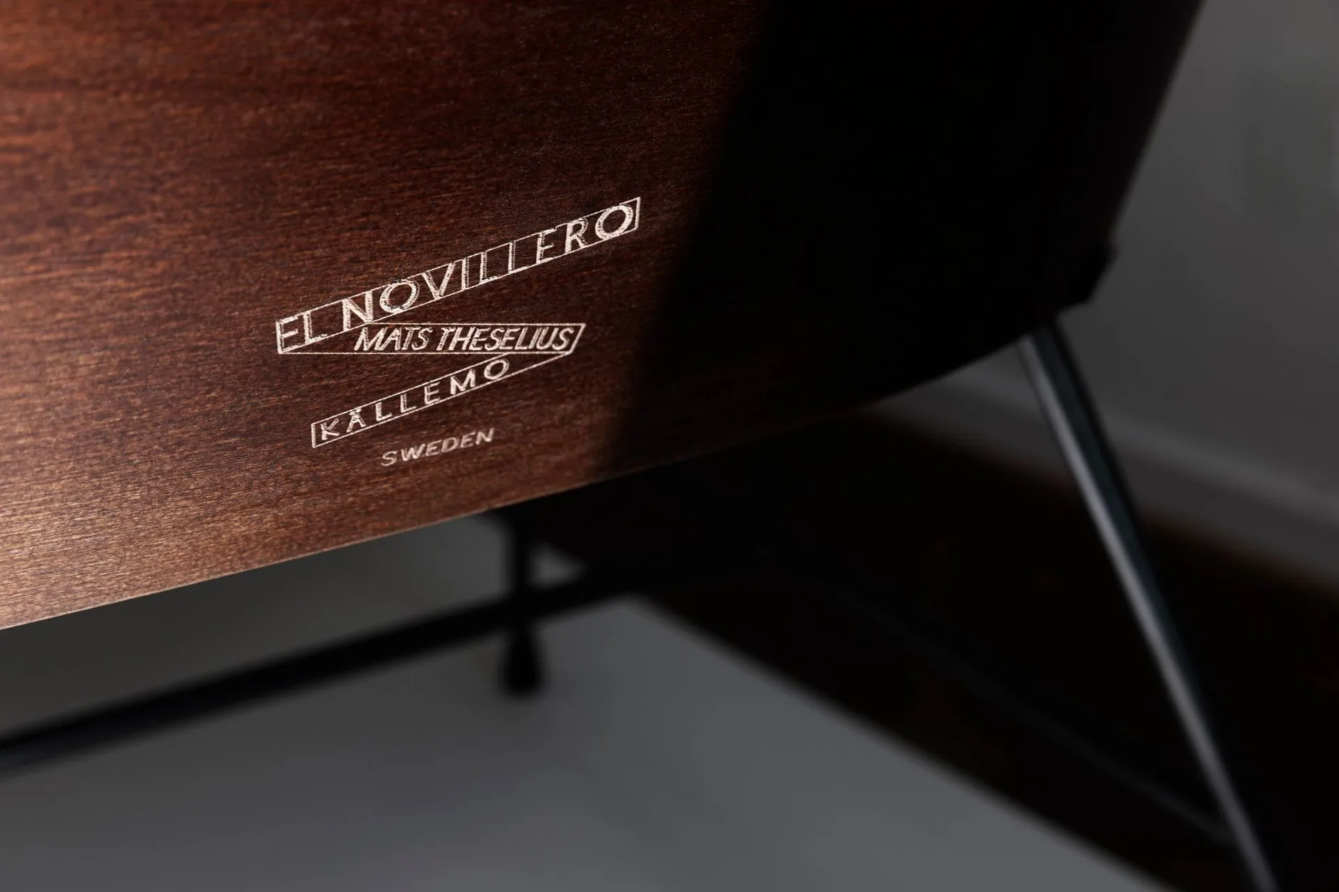 El Novillero poltrona, Pele Nubuck 512-estrutura preta Källemo