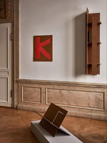 FF01 The Perforated Furniture suporte para livros - Placa de fibras duras-nogueira, 53x33x54 - Källemo