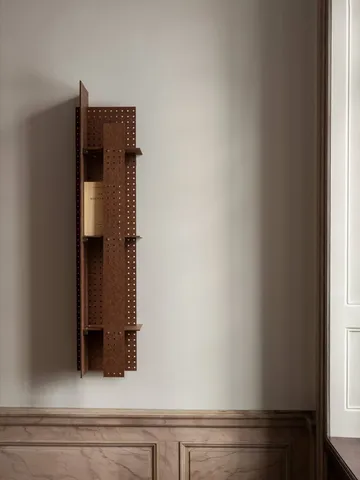 FF02 The Perforated Furniture prateleira de parede - Placa de fibras de madeira-nogueira, 28x24x128 cm - Källemo