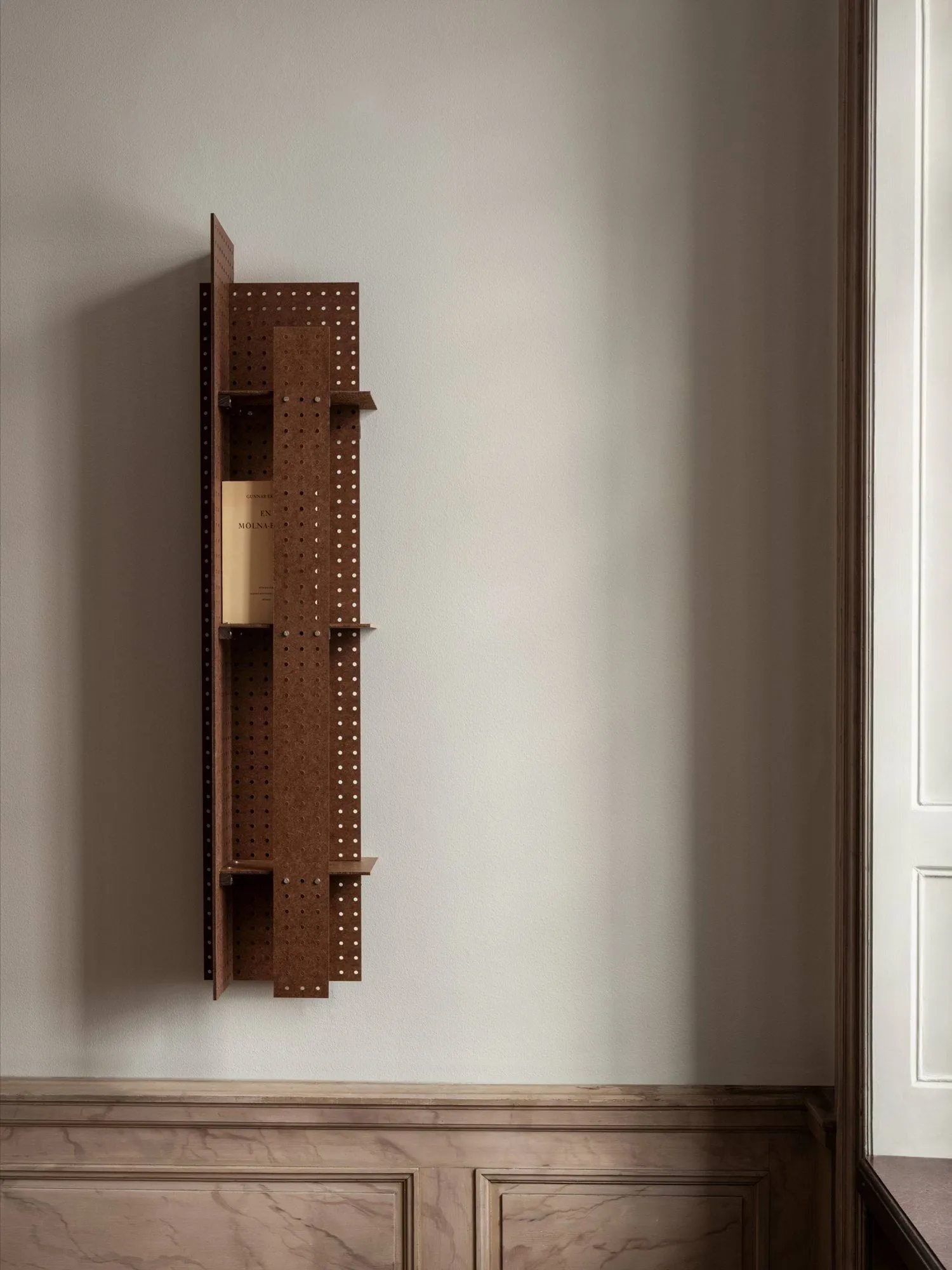 FF02 The Perforated Furniture prateleira de parede, Placa de fibras de madeira-nogueira, 28x24x128 cm Källemo FF02 The Perforated Furniture prateleira de parede, Placa de fibras de madeira-nogueira, 28x24x128 cm Källemo
