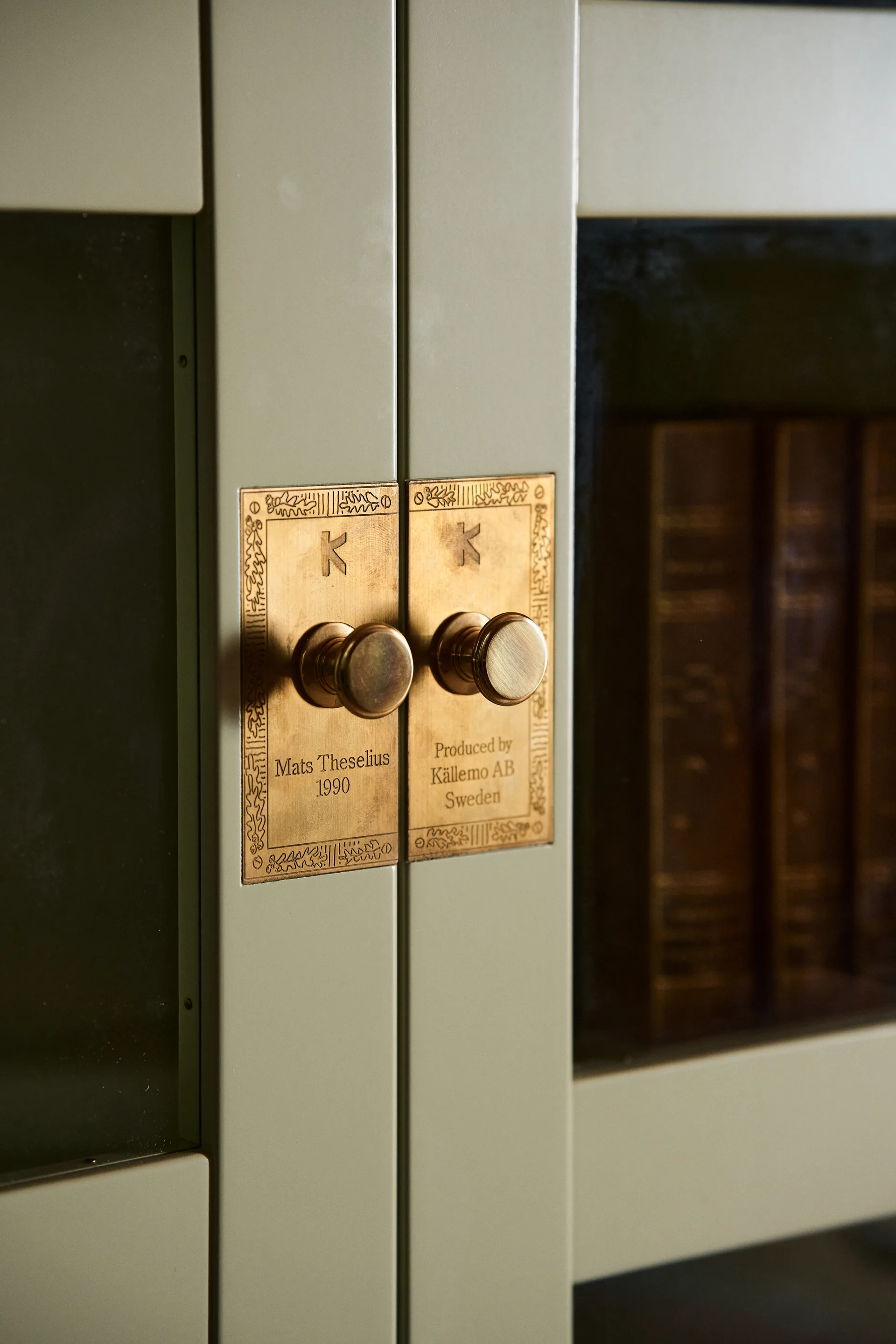 National Geographic estante para livros, Base de caixa-amarela-latão Källemo