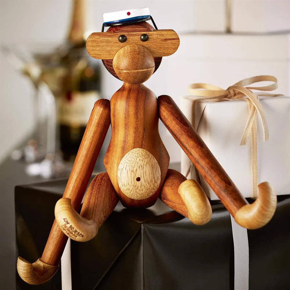 Macaco de madeira pequeno Kay Bojesen com chapéu de estudante azul,  Kay Bojesen Denmark