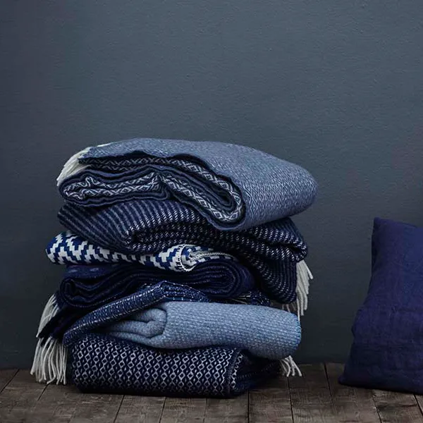 Manta de lã Chevron, Azul escuro Klippan Yllefabrik