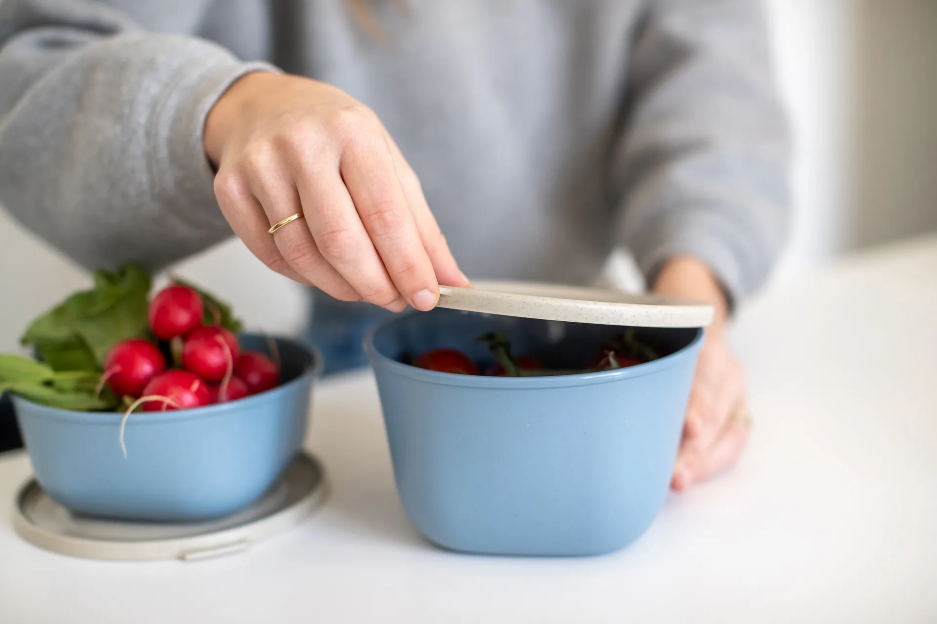 Connect tigela com tampa 1 L em termoplástico biocircular, Azul flor natural Koziol