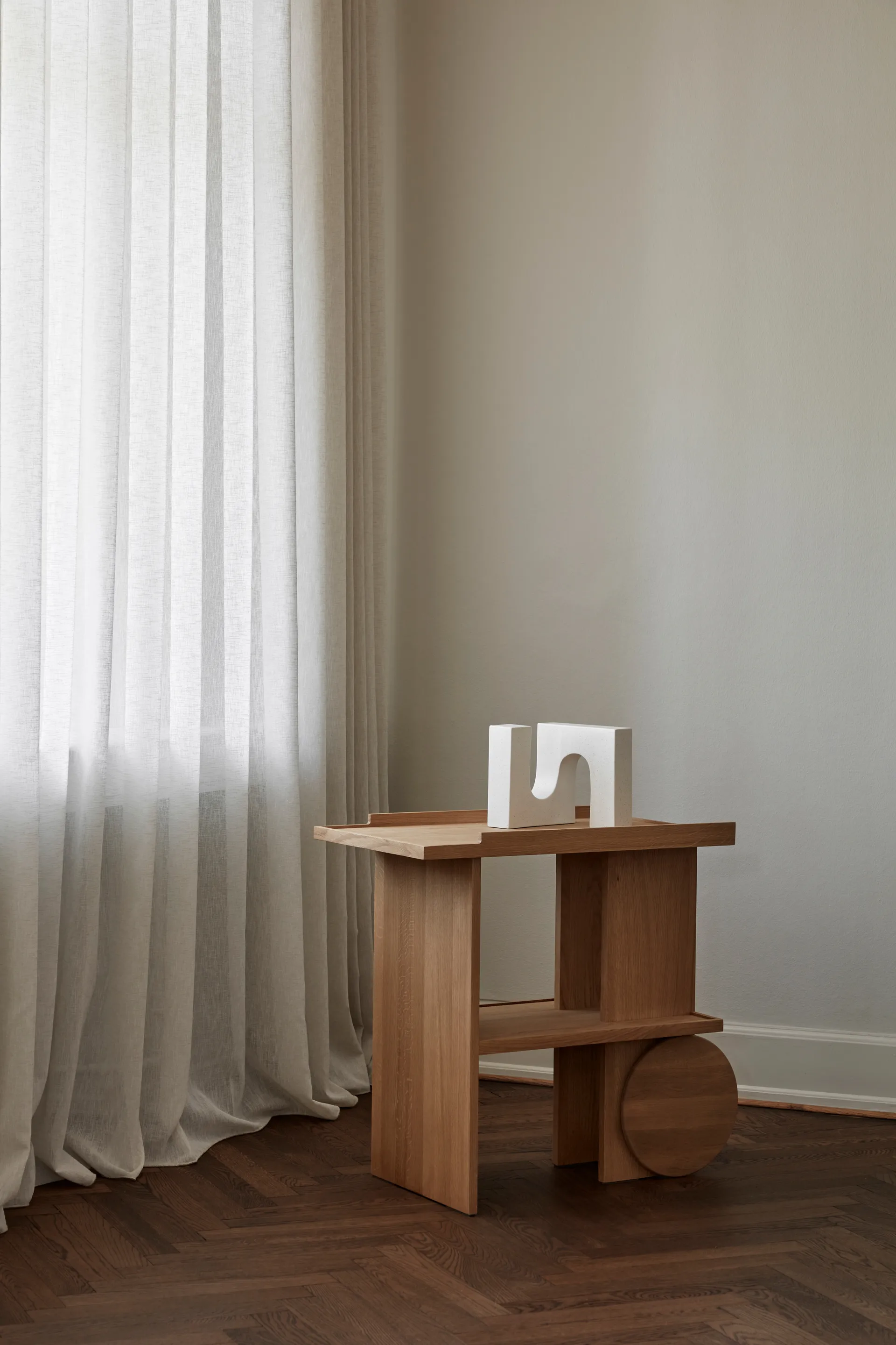 Axis mesa lateral 42x80 cm, Carvalho aquecido laqueado Kristina Dam Studio