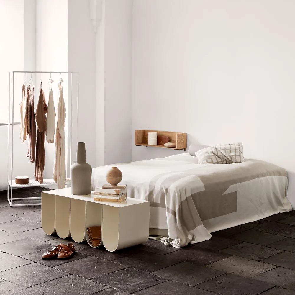 Banco Curved, Preto  Kristina Dam Studio