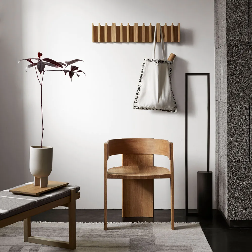 Cabideiro Column, carvalho-preto lacado Kristina Dam Studio