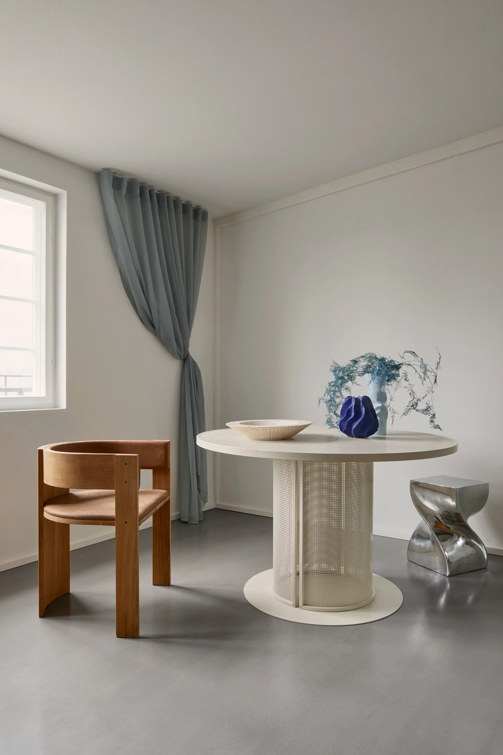 Collector cadeira, Carvalho aquecido laqueado–couro conhaque Kristina Dam Studio