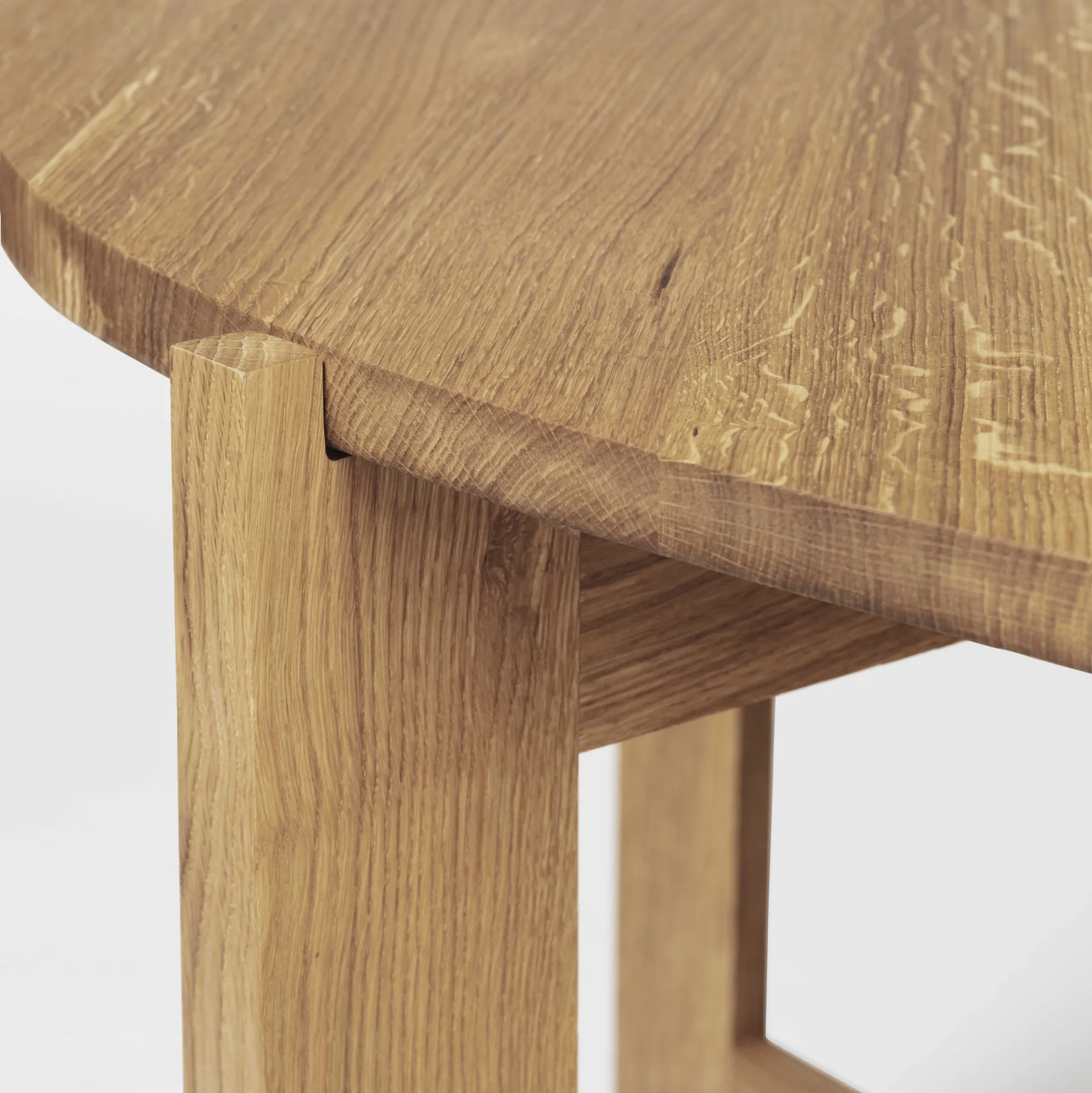 Collector mesa de jantar Ø120x74 cm, Carvalho aquecido laqueado Kristina Dam Studio