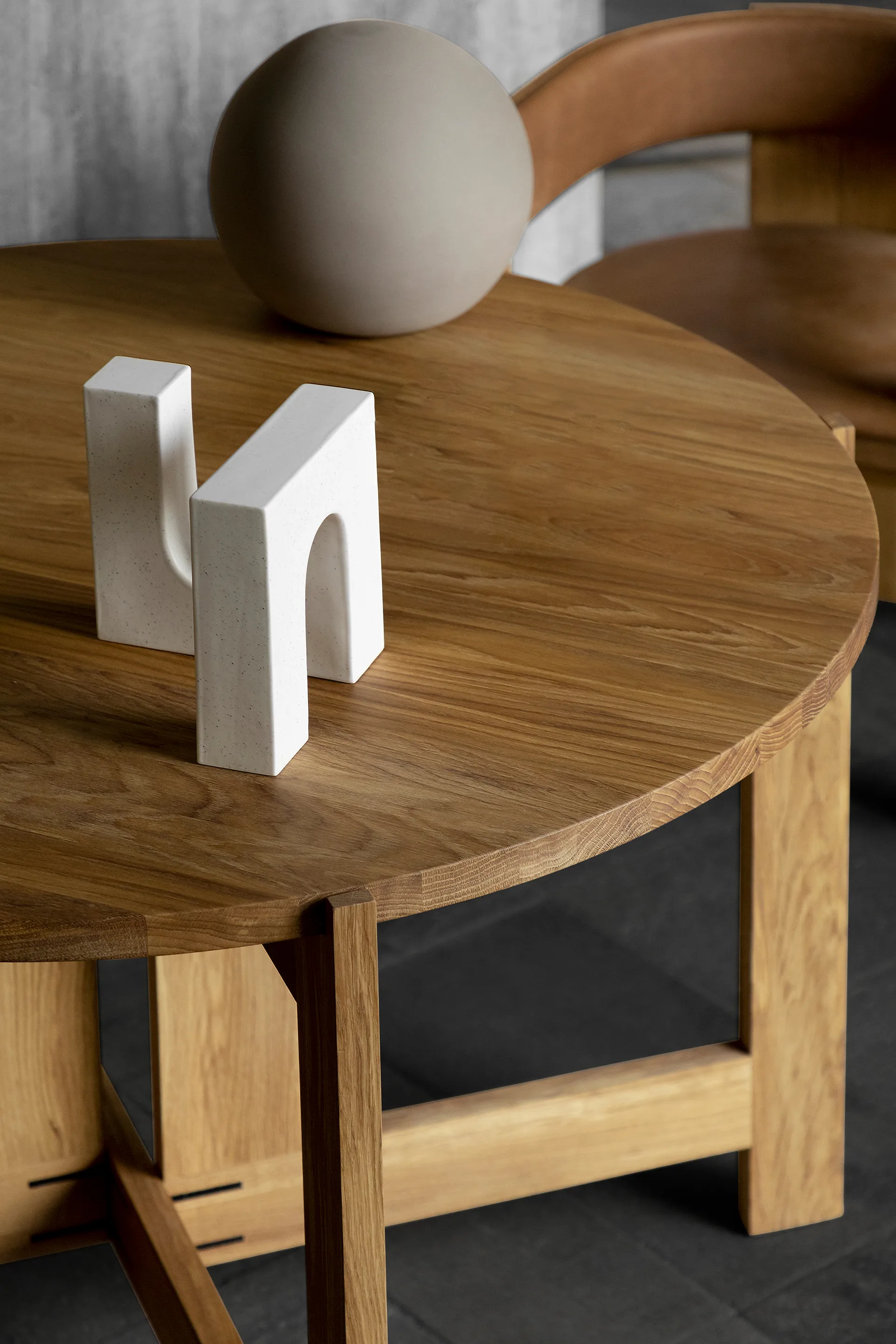 Collector mesa de jantar Ø120x74 cm, Carvalho aquecido laqueado Kristina Dam Studio