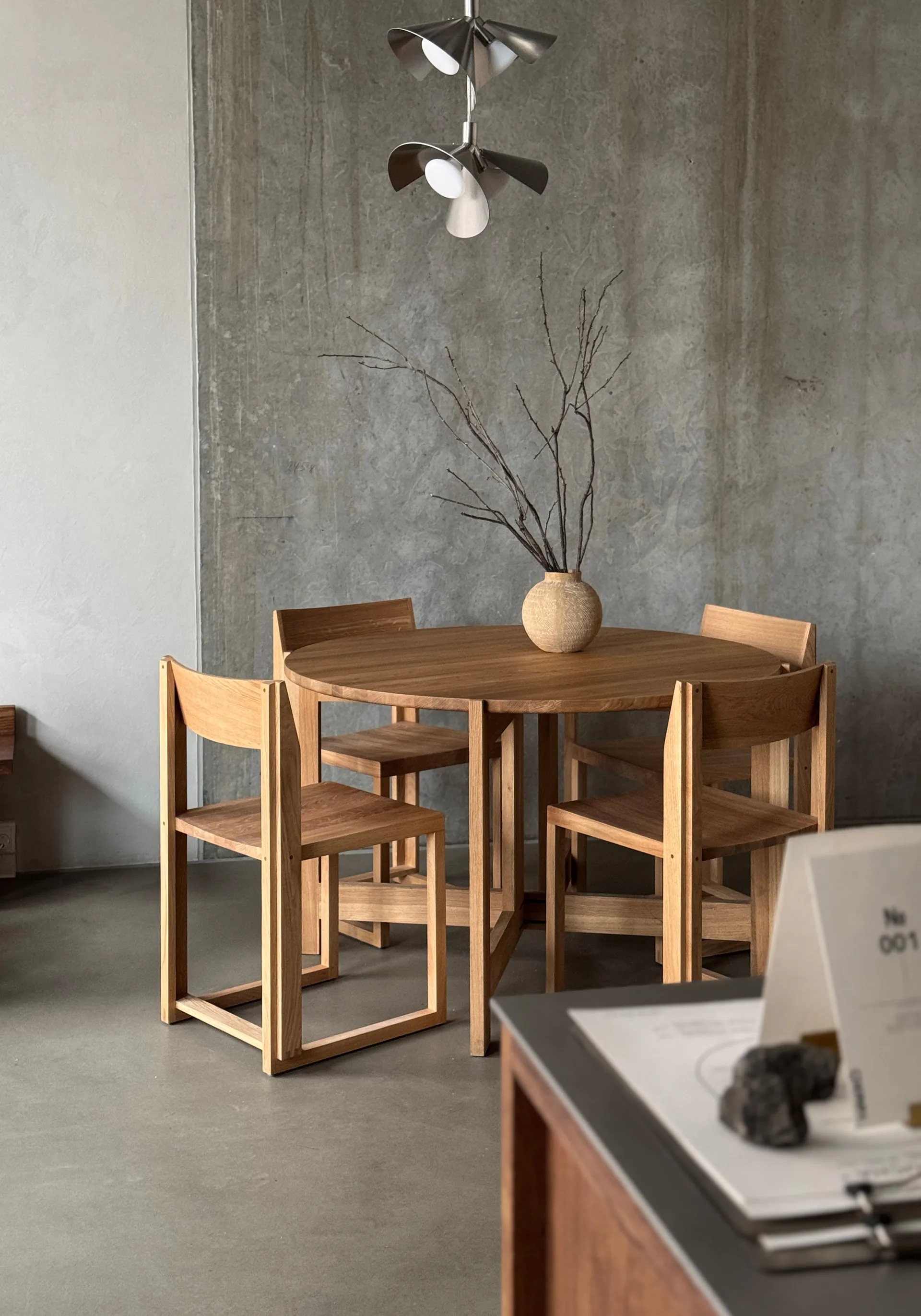 Collector mesa de jantar Ø120x74 cm, Carvalho aquecido laqueado Kristina Dam Studio