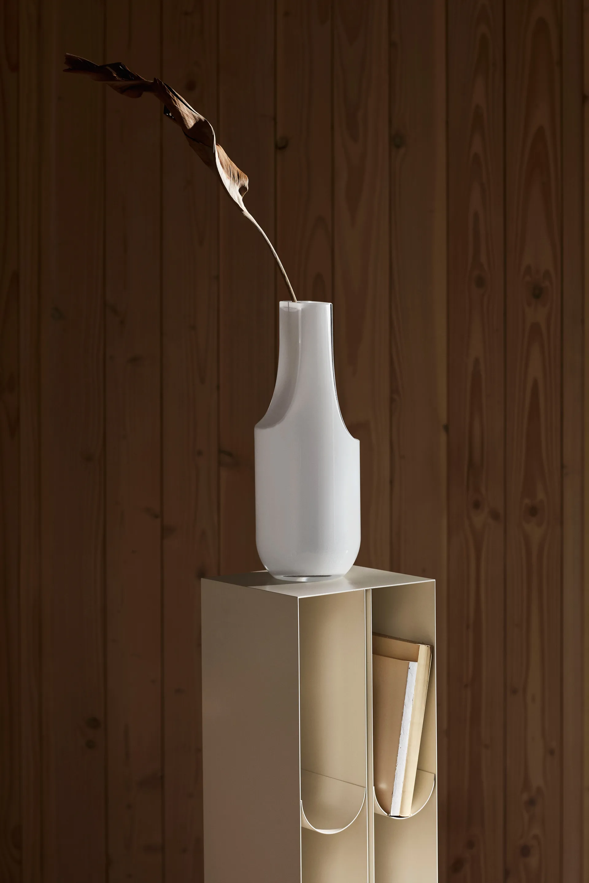 Curved pedestal, Bege Kristina Dam Studio