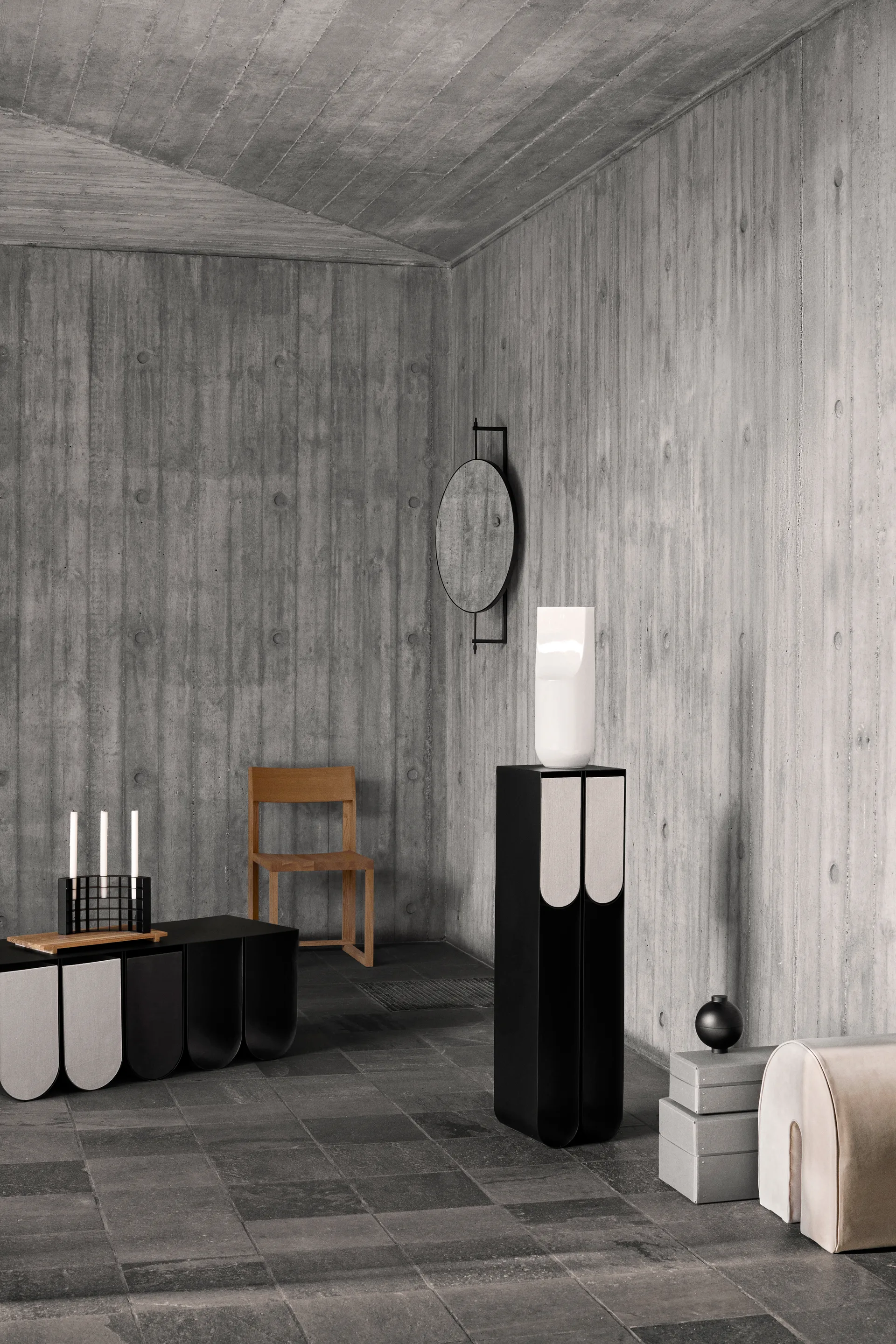 Curved pedestal, Preto Kristina Dam Studio