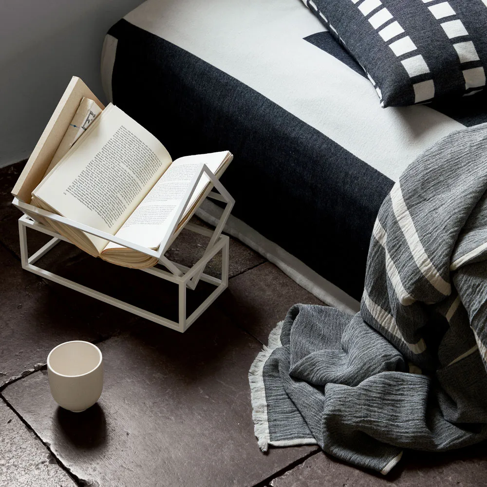 Estante de livros Book Keeper, Preto  Kristina Dam Studio