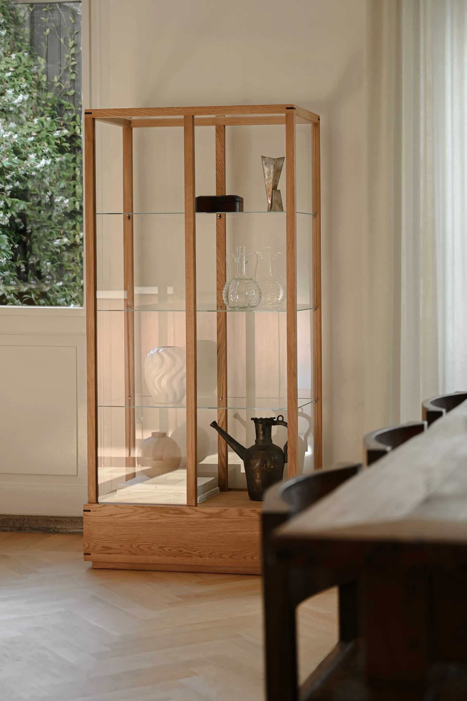 Japanese vitrina grande, Carvalho aquecido oleado Kristina Dam Studio