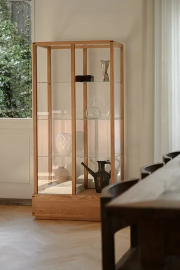 Japanese vitrina grande - Carvalho aquecido oleado - Kristina Dam Studio