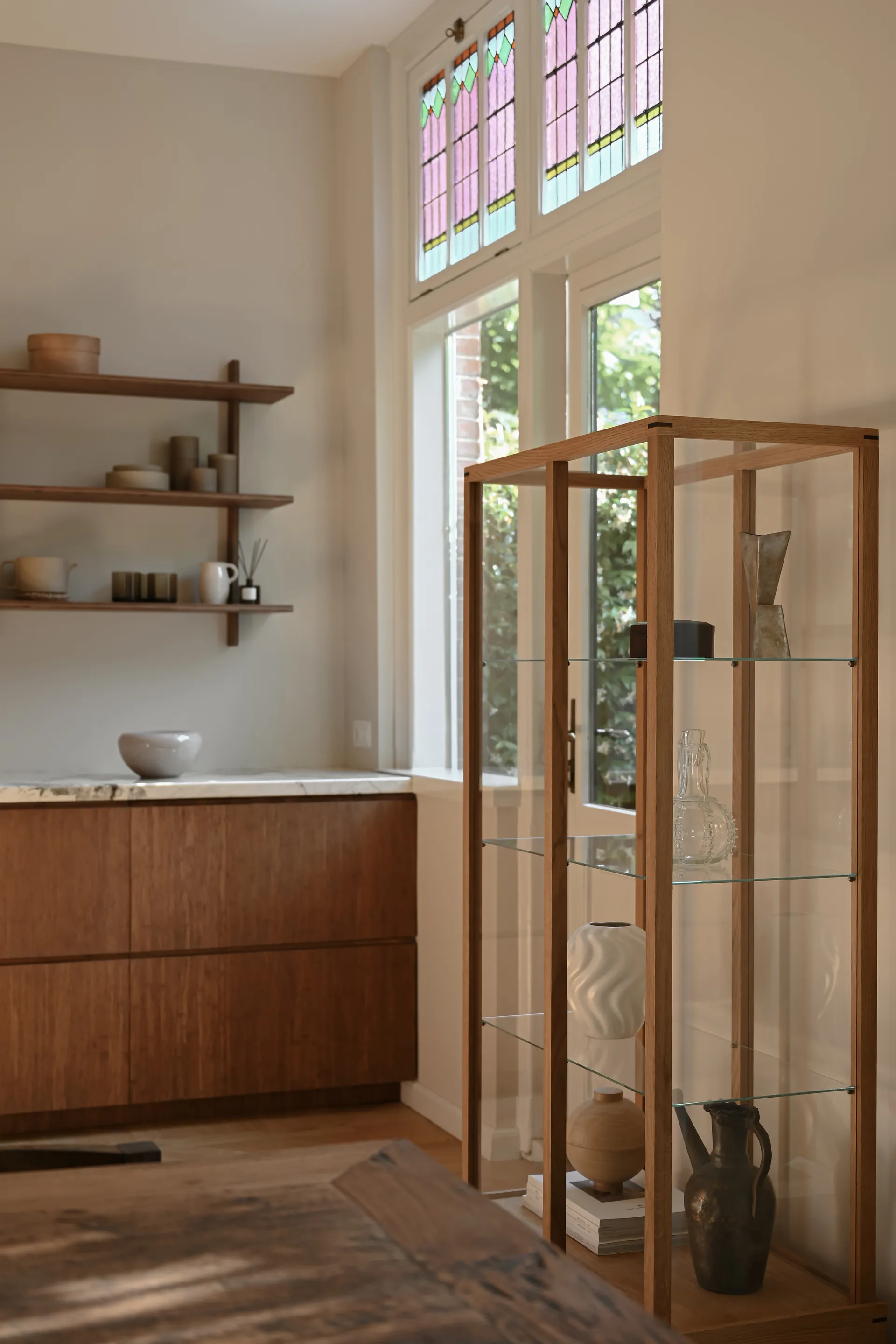 Japanese vitrina grande, Carvalho aquecido oleado Kristina Dam Studio