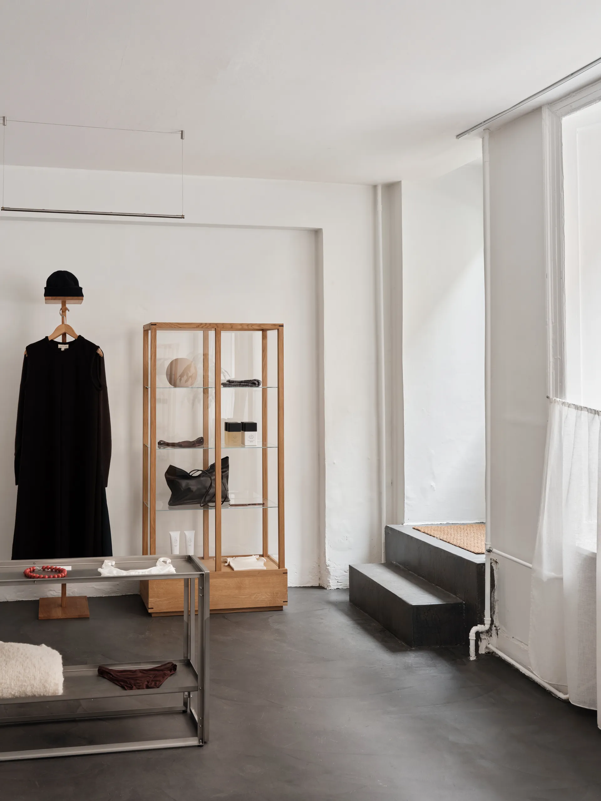 Japanese vitrina grande, Carvalho aquecido oleado Kristina Dam Studio