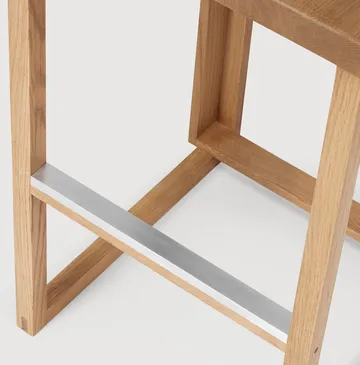 Outline banco de bar 75 cm - Carvalho aquecido laqueado–aço escovado - Kristina Dam Studio